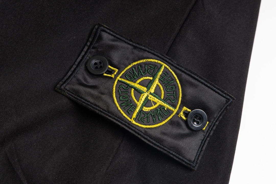 款M301  石头岛短裤🅿️80
Stone Island石头岛2024ss 夏款侧边罗盘大刺绣logo织带短裤 原版打造 基础百搭 全身撞色处理 情侣可搭 全身oversized立体裁剪 上身挺阔有型 进口百灵达三万针罗盘大刺绣 细节饱满 凸显高级 上身帅炸💥大厂做工 精湛走线 三标齐全 
Color：黑
Size：s～xl