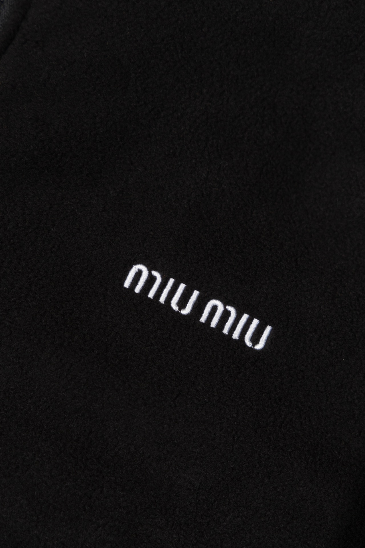 💰200包邮
MIUMIU缪缪新款秋冬新款小字母刺绣立领摇粒绒灰外套，这件交色的外套上身真的挺舒服的，袖口和下摆也都有抽绳可以缩紧防风，户外穿或者通勤都很百搭。摇粒绒系列，柔软舒适的手感加上宽松版型，可搭配精选造型！男女同款！
颜色：灰 黑
码数：S-M-L-XL