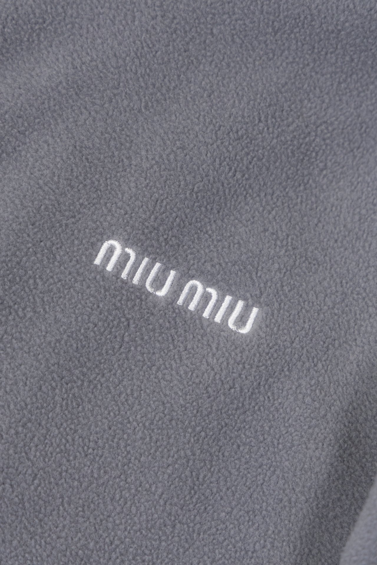 💰200包邮
MIUMIU缪缪新款秋冬新款小字母刺绣立领摇粒绒灰外套，这件交色的外套上身真的挺舒服的，袖口和下摆也都有抽绳可以缩紧防风，户外穿或者通勤都很百搭。摇粒绒系列，柔软舒适的手感加上宽松版型，可搭配精选造型！男女同款！
颜色：灰 黑
码数：S-M-L-XL