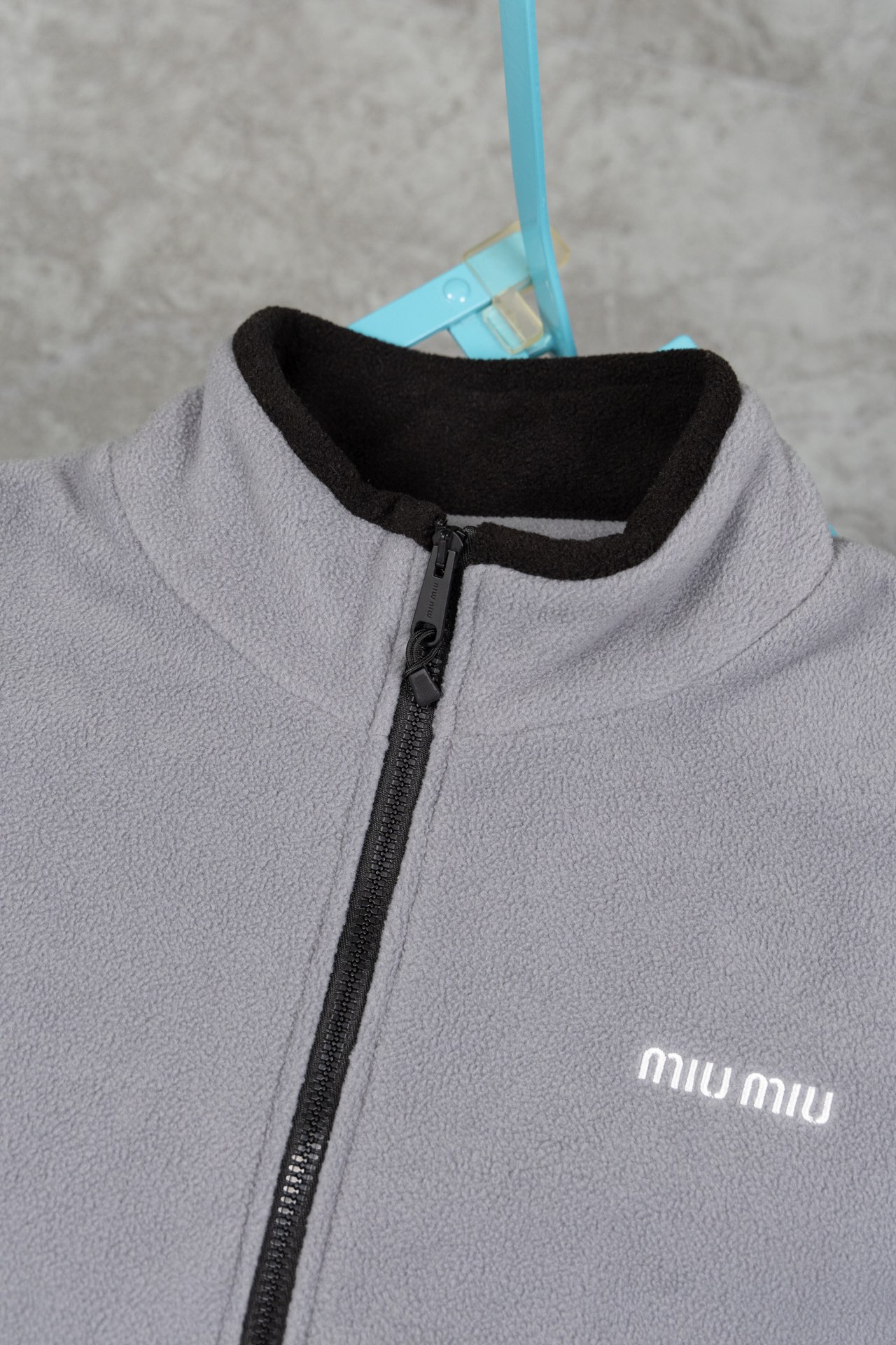 💰200包邮
MIUMIU缪缪新款秋冬新款小字母刺绣立领摇粒绒灰外套，这件交色的外套上身真的挺舒服的，袖口和下摆也都有抽绳可以缩紧防风，户外穿或者通勤都很百搭。摇粒绒系列，柔软舒适的手感加上宽松版型，可搭配精选造型！男女同款！
颜色：灰 黑
码数：S-M-L-XL
