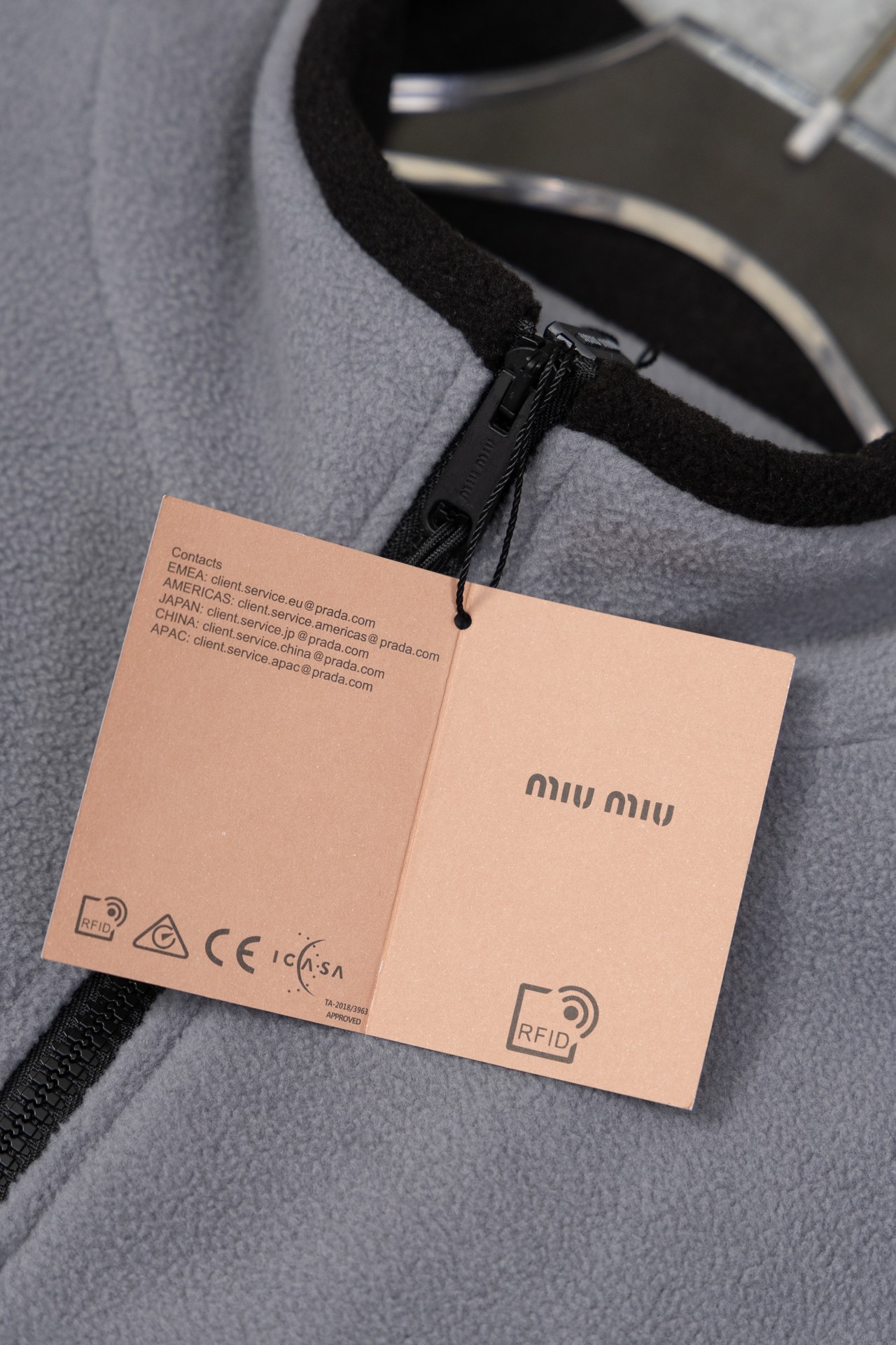 💰200包邮
MIUMIU缪缪新款秋冬新款小字母刺绣立领摇粒绒灰外套，这件交色的外套上身真的挺舒服的，袖口和下摆也都有抽绳可以缩紧防风，户外穿或者通勤都很百搭。摇粒绒系列，柔软舒适的手感加上宽松版型，可搭配精选造型！男女同款！
颜色：灰 黑
码数：S-M-L-XL