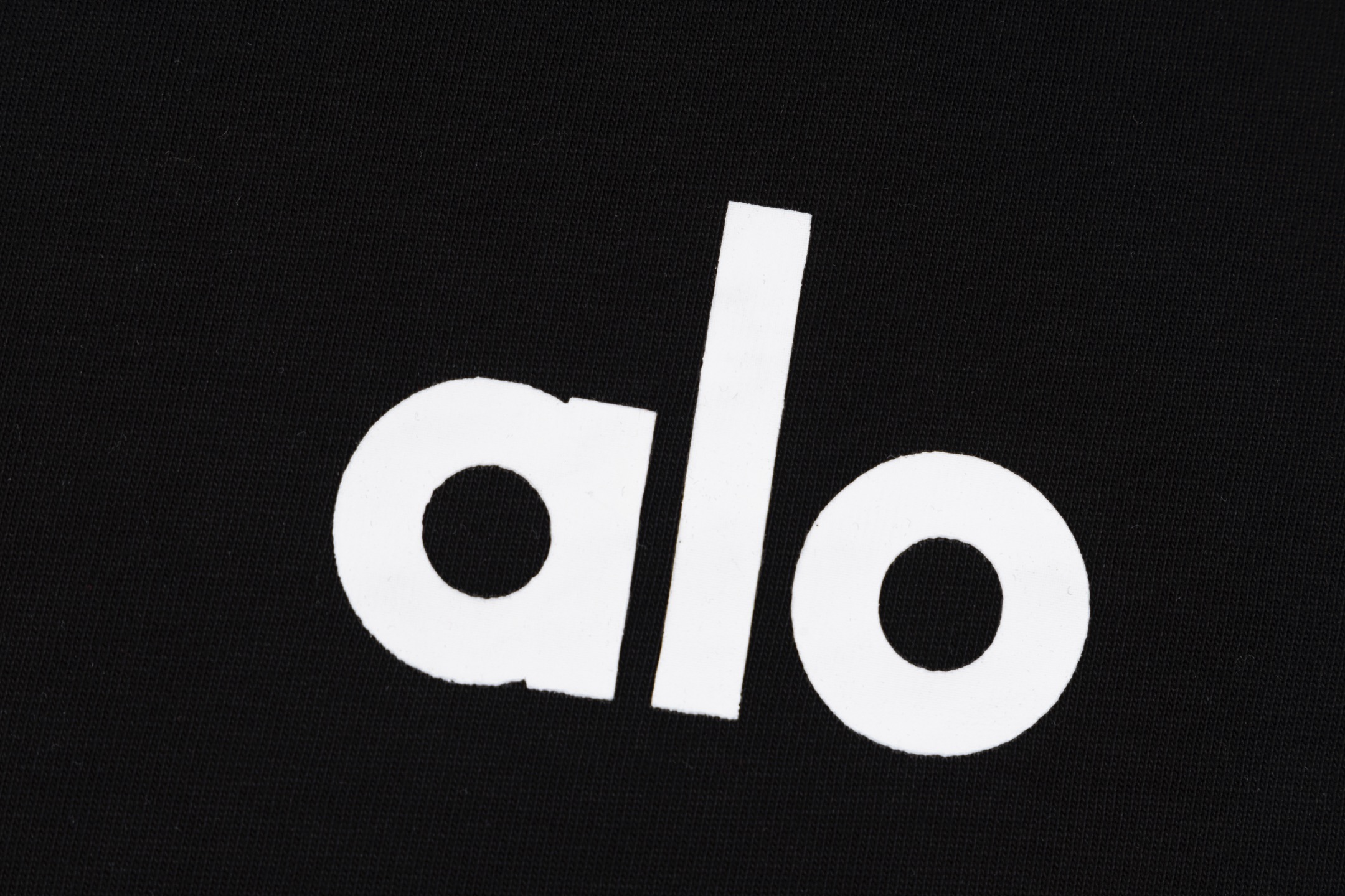 款F27     alo🅿️80
ALO基础款logoT恤 短袖男女同款
这t恤我爱它一万年啊啊！！300G重磅纯棉！！
好绝啊啊！！质感清晰可见～
280G重磅纯棉 耐洗耐穿不易变形！！
介么好穿啊啊啊 谁懂！！
闭眼入！！！
穿上一整个不想脱下来了的程度
真的物超所值了姐妹们！！
采用280g26支双纱纱精梳紧密赛络纺面料，面料上身挺括有型
颜色：黑 白 
尺码：S M L XL


