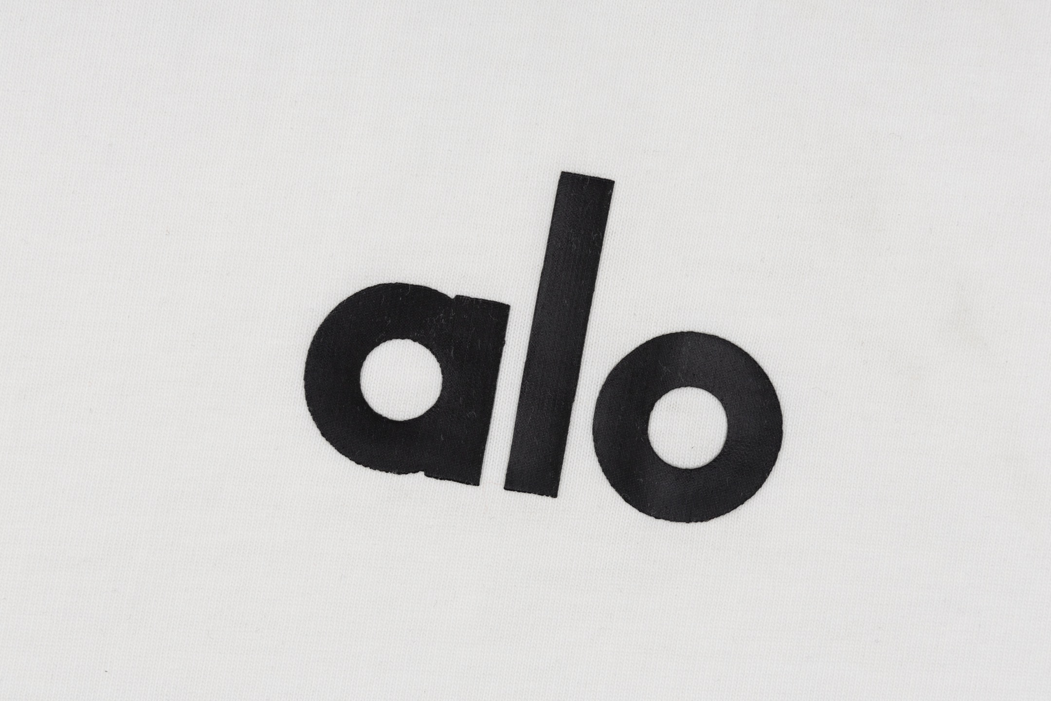 款F27     alo🅿️80
ALO基础款logoT恤 短袖男女同款
这t恤我爱它一万年啊啊！！300G重磅纯棉！！
好绝啊啊！！质感清晰可见～
280G重磅纯棉 耐洗耐穿不易变形！！
介么好穿啊啊啊 谁懂！！
闭眼入！！！
穿上一整个不想脱下来了的程度
真的物超所值了姐妹们！！
采用280g26支双纱纱精梳紧密赛络纺面料，面料上身挺括有型
颜色：黑 白 
尺码：S M L XL

