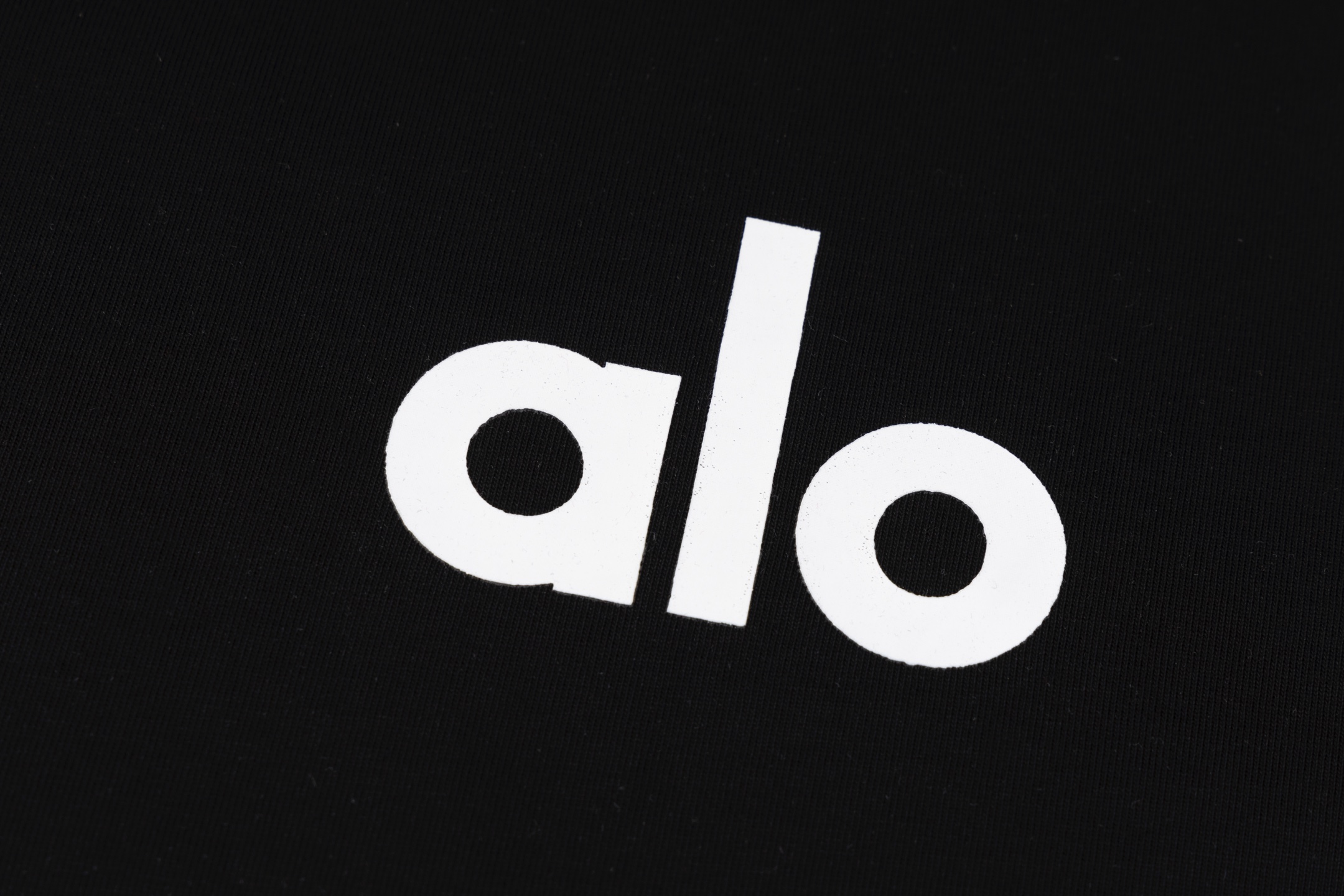 款F27     alo🅿️80
ALO基础款logoT恤 短袖男女同款
这t恤我爱它一万年啊啊！！300G重磅纯棉！！
好绝啊啊！！质感清晰可见～
280G重磅纯棉 耐洗耐穿不易变形！！
介么好穿啊啊啊 谁懂！！
闭眼入！！！
穿上一整个不想脱下来了的程度
真的物超所值了姐妹们！！
采用280g26支双纱纱精梳紧密赛络纺面料，面料上身挺括有型
颜色：黑 白 
尺码：S M L XL

