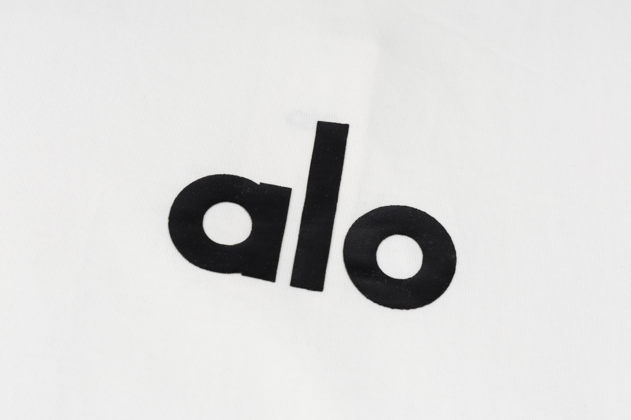 款F27     alo🅿️80
ALO基础款logoT恤 短袖男女同款
这t恤我爱它一万年啊啊！！300G重磅纯棉！！
好绝啊啊！！质感清晰可见～
280G重磅纯棉 耐洗耐穿不易变形！！
介么好穿啊啊啊 谁懂！！
闭眼入！！！
穿上一整个不想脱下来了的程度
真的物超所值了姐妹们！！
采用280g26支双纱纱精梳紧密赛络纺面料，面料上身挺括有型
颜色：黑 白 
尺码：S M L XL


