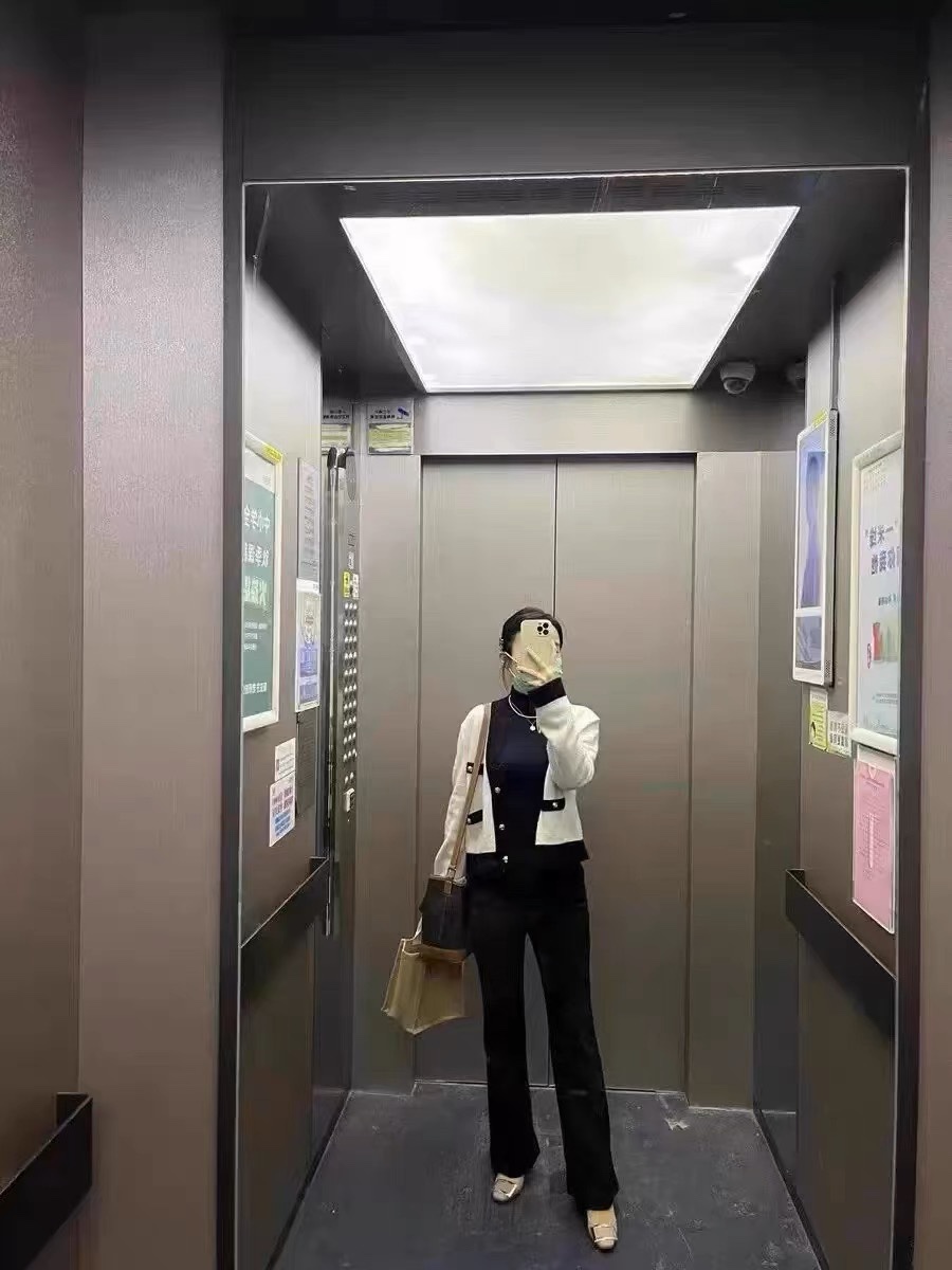 微喇的裤型,修饰腿部线条的同时能够多拉长身材比例 7