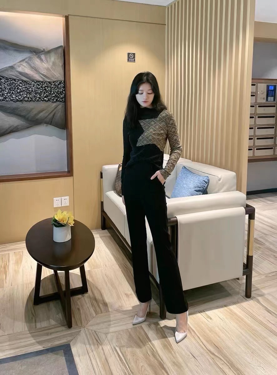 微喇的裤型,修饰腿部线条的同时能够多拉长身材比例 8