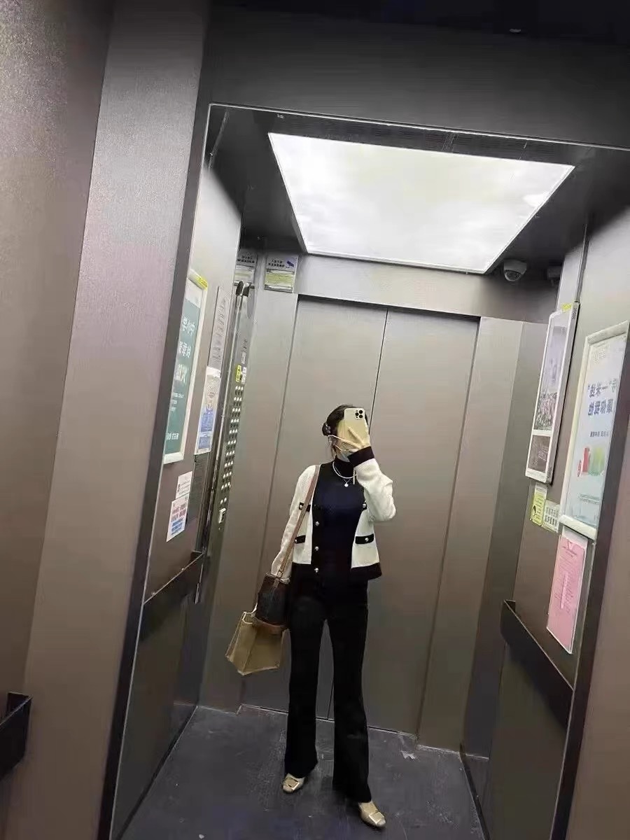微喇的裤型,修饰腿部线条的同时能够多拉长身材比例 6