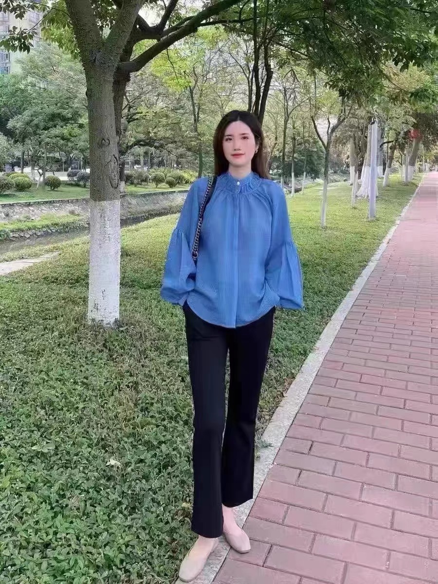 微喇的裤型,修饰腿部线条的同时能够多拉长身材比例 9