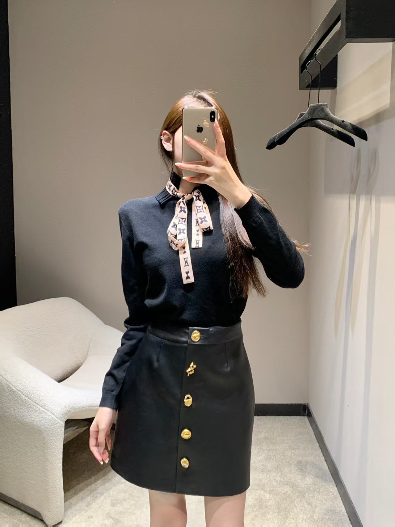 NO:933026,Special price 38/4 40/4 Schiaparelli black leather skirt, with high quality and cool style. It is embellished with unique gold buttons, exquisite and eye-catching, and easily enhances the aura of the outfit. It is the first choice for fashionistas when going out. Special price. No refunds, no exchanges, no free shipping, skirts,19860909特价 38/4 40/4 夏帕瑞丽黑色皮短裙,质感上乘,尽显酷飒风格.个性金色纽扣点缀,精致吸睛,轻松提升穿搭气场,是时尚弄潮儿的出街优选,特价 不退不换不包邮,skirts,,Women's clothing