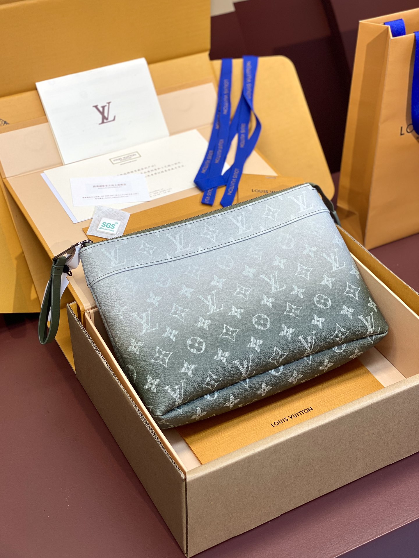 Louis Vuitton Vlekkeloos
 Tassen Clutches Grijs Monogram Eclipse Canvas Pochette M11545