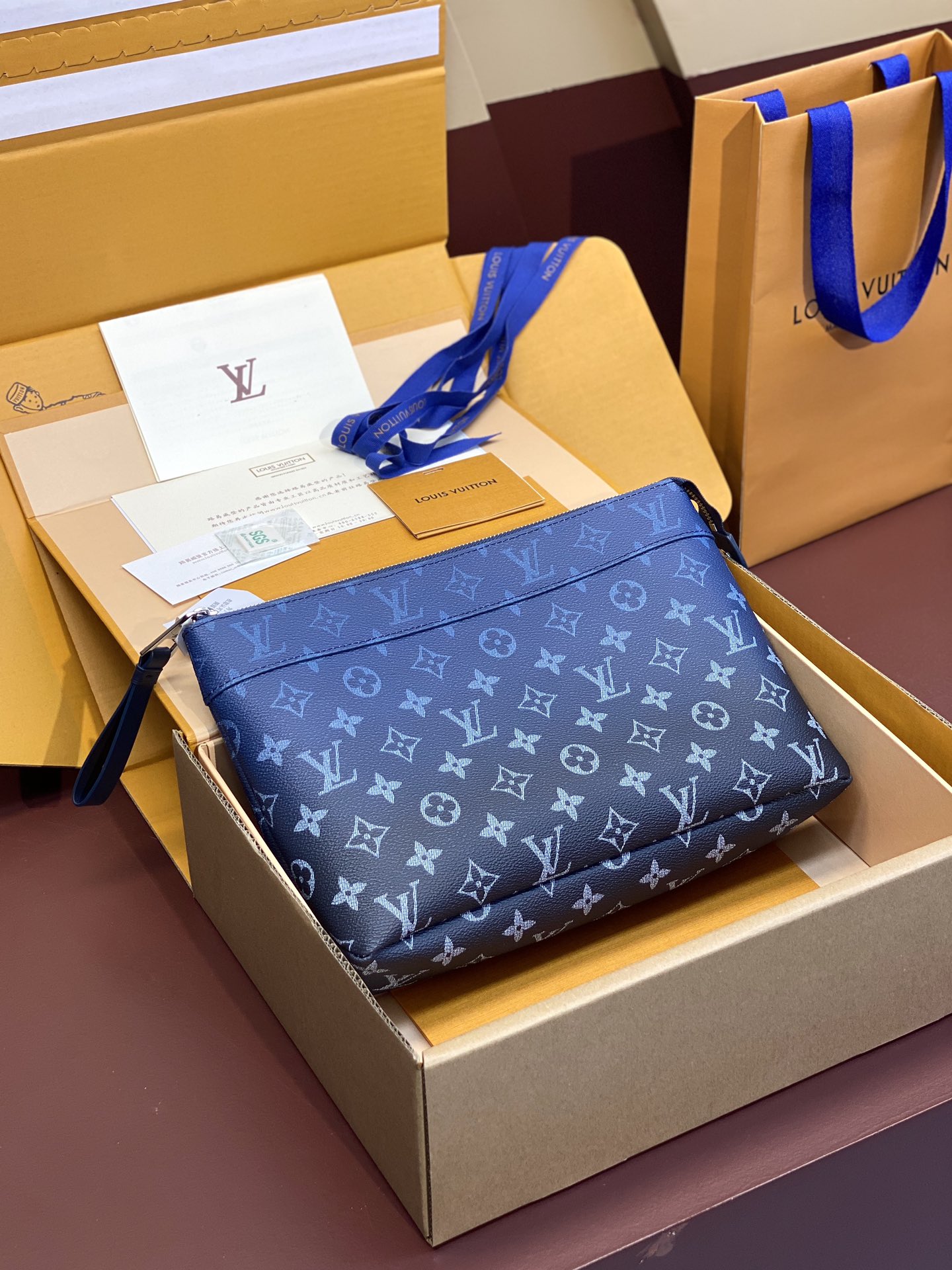 Louis Vuitton Tassen Clutches Blauw Monogram Eclipse Canvas Pochette M11545