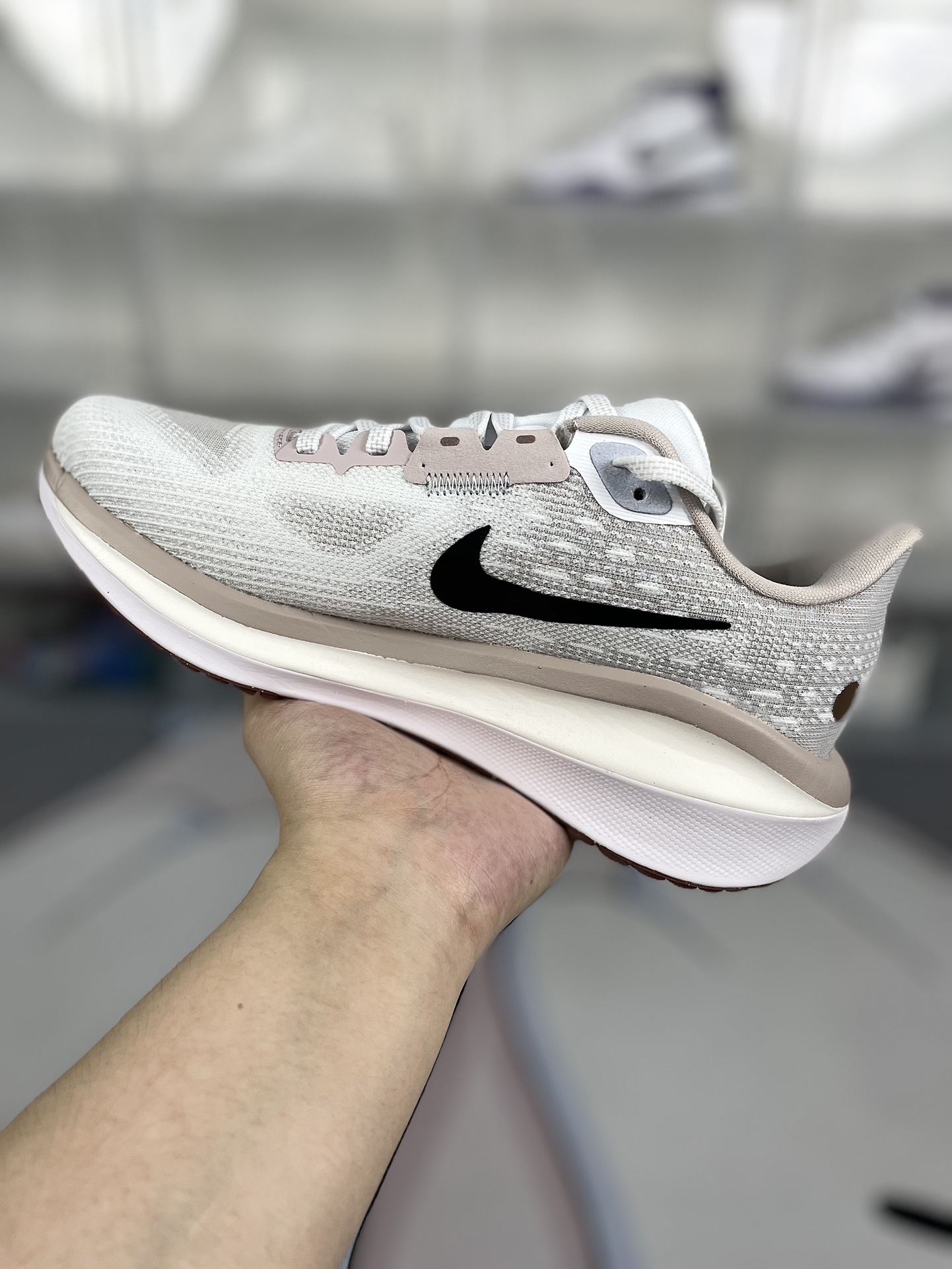 Nike Air Zoom Vomero 17 Women's Running Shoe - Comfort & Style 3 i1722195473 4396 0