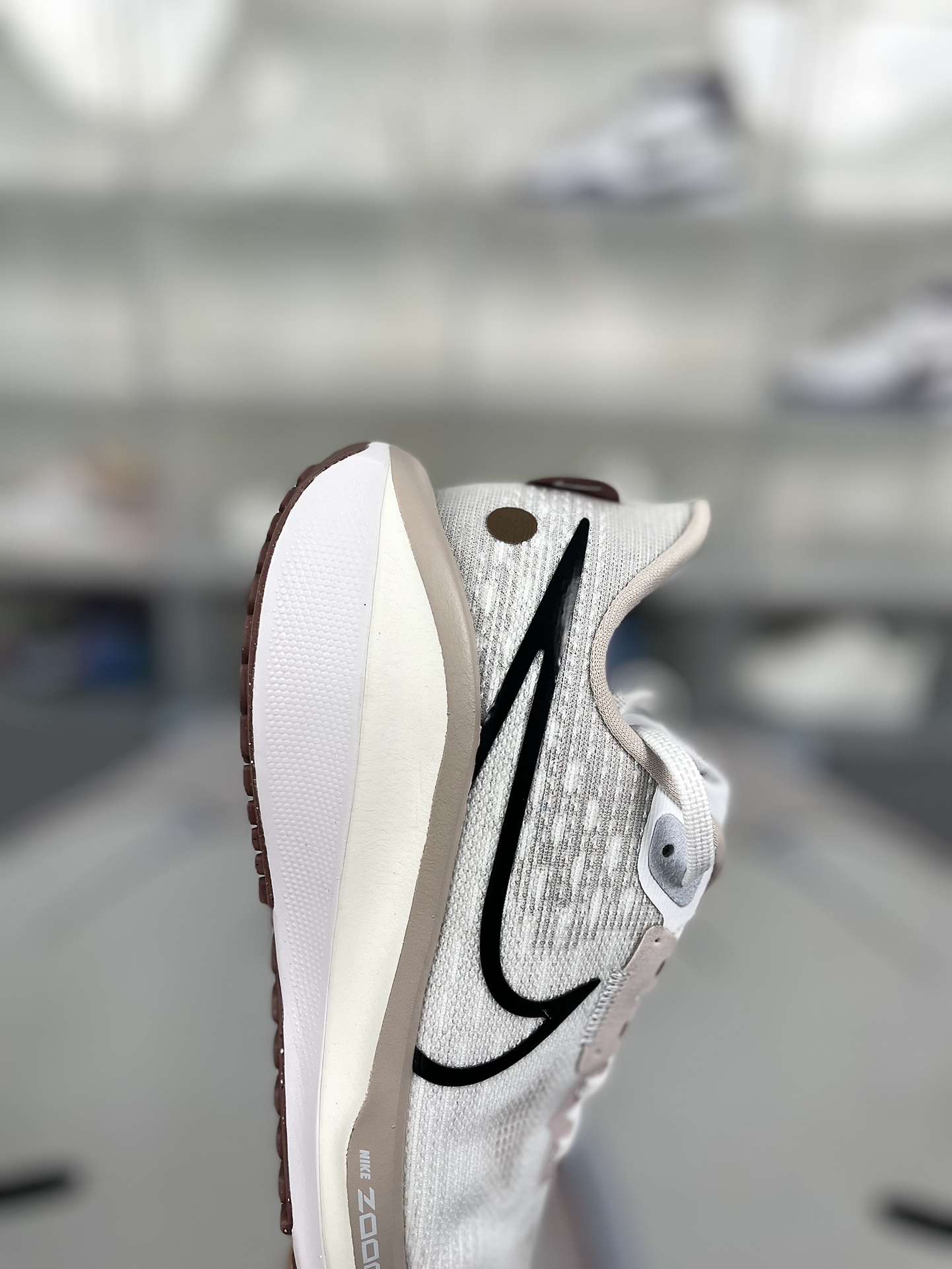 Nike Air Zoom Vomero 17 Women's Running Shoe - Comfort & Style 8 i1722195473 9041 0