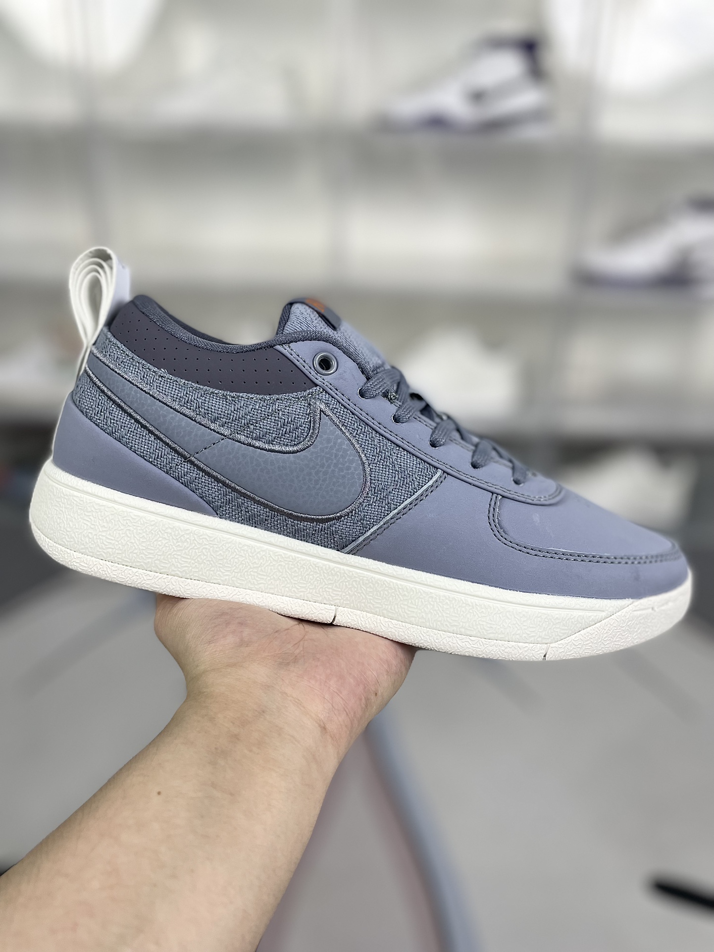 ▪️H版纯原 Nike Book 1 "Mirage V2" 德文布克 EP 百搭舒适简约 防滑 低帮 篮球鞋 男款 蓝色 国内版 布克一代 ▪️Nike 在 Book 1 的外观设计上,参考了许多经典鞋型上的元素,包括 Blazer、Air Force 1、Air Jordan 1 以及 Dunk,这些也是德文·布克场下穿着频率最高的鞋款.用料方面也涵盖了皮革、织物以及麂皮等材质,这一点在曝光之后还是让人感到有些意外.毕竟如今传统皮质球鞋越来越少,这么 “古典” 的设计,反而让人眼前一亮,即熟悉又稀罕. ▪️ (36 36.5 37.5 38 38.5 39 40 40.5 41 42 42.5 43 44 44.5 45 46) ▪️货号:FJ4250-400