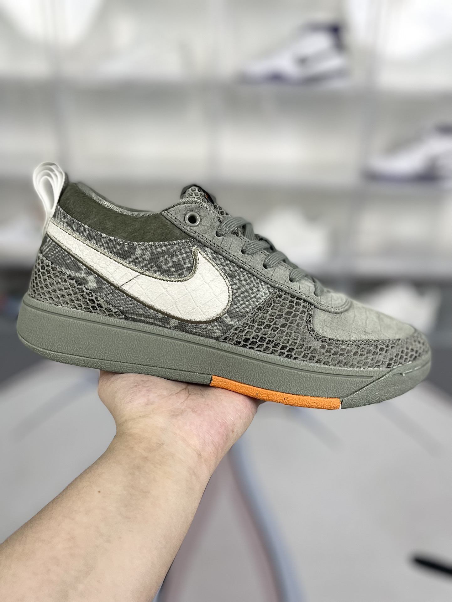 ▪️H版纯原 Nike Book 1 “Hike” 圆头系带 耐磨 低帮 篮球鞋 男款 灰色 布克一代 ▪️Nike 在 Book 1 的外观设计上,参考了许多经典鞋型上的元素,包括 Blazer、Air Force 1、Air Jordan 1 以及 Dunk,这些也是德文·布克场下穿着频率最高的鞋款.用料方面也涵盖了皮革、织物以及麂皮等材质,这一点在曝光之后还是让人感到有些意外.毕竟如今传统皮质球鞋越来越少,这么 “古典” 的设计,反而让人眼前一亮,即熟悉又稀罕. ▪️ (39 40 40.5 41 42 42.5 43 44 44.5 45 46) ▪️货号:HF6236-002/HF6235-002