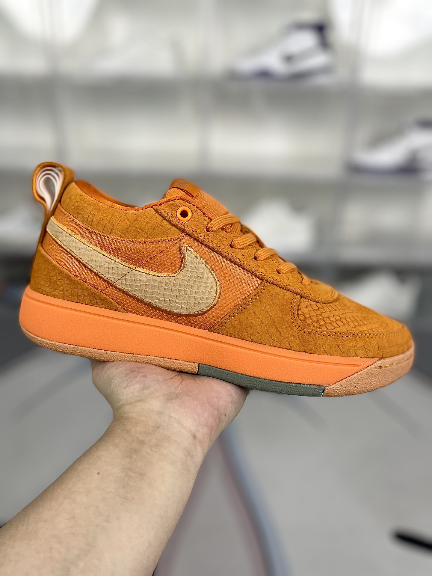 ▪️H版纯原 Nike Book 1 Devin Booker 德文·布克 "Chapter One" 圆头系带 防滑耐磨 低帮 篮球鞋 男款 橙色 限量编号版 布克一代 ▪️Nike 在 Book 1 的外观设计上,参考了许多经典鞋型上的元素,包括 Blazer、Air Force 1、Air Jordan 1 以及 Dunk,这些也是德文·布克场下穿着频率最高的鞋款.用料方面也涵盖了皮革、织物以及麂皮等材质,这一点在曝光之后还是让人感到有些意外.毕竟如今传统皮质球鞋越来越少,这么 “古典” 的设计,反而让人眼前一亮,即熟悉又稀罕. ▪️ (39 40 40.5 41 42 42.5 43 44 44.5 45 46) ▪️货号:FJ4249-800