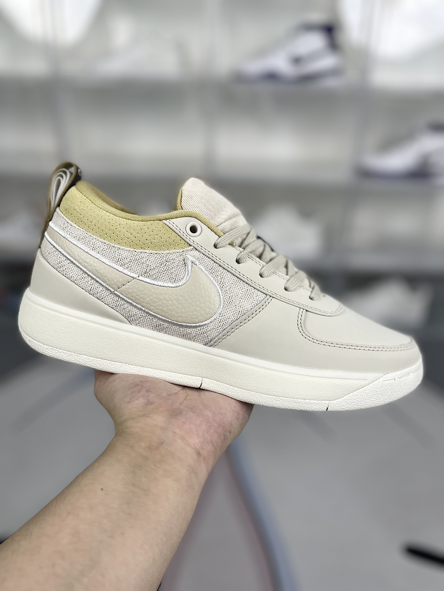 ▪️H版纯原 Nike Book 1 EP 时尚百搭 减震防滑耐磨透气 低帮 篮球鞋 男款 白米 国内版 布克一代 ▪️Nike 在 Book 1 的外观设计上,参考了许多经典鞋型上的元素,包括 Blazer、Air Force 1、Air Jordan 1 以及 Dunk,这些也是德文·布克场下穿着频率最高的鞋款.用料方面也涵盖了皮革、织物以及麂皮等材质,这一点在曝光之后还是让人感到有些意外.毕竟如今传统皮质球鞋越来越少,这么 “古典” 的设计,反而让人眼前一亮,即熟悉又稀罕. ▪️ (36 36.5 37.5 38 38.5 39 40 40.5 41 42 42.5 43 44 44.5 45 46) ▪️货号:FJ4250-100