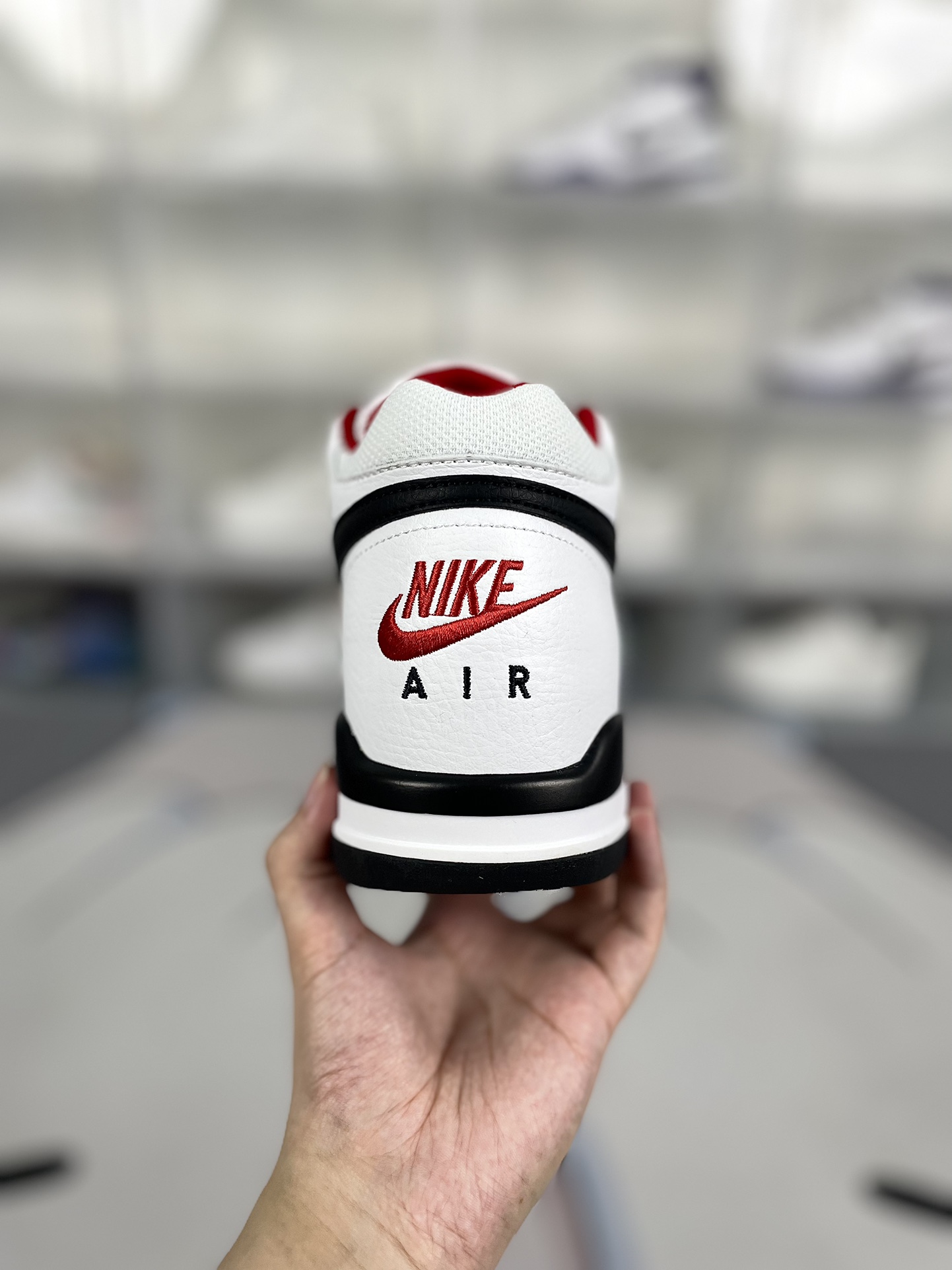 价格调整本地130 
（‼️此款官方版型偏小 建议选大半码至一码）
▪️H版纯原
Nike Flight Legacy 皮革 经典复古风格 减震防滑耐磨 中帮 复古篮球鞋 男款 白黑红
▪️从80年代后期的篮球鞋款借鉴设计灵感，Nike Flight Legacy 男子运动鞋以现代手法演绎经典外观。轻盈缓震配置搭配全掌型橡胶外底，呈现复古设计细节，塑就时尚造型和舒适感受。全掌型橡胶外底，经久耐穿，彰显80年代经典篮球风格外观和质感。Air缓震配置，打造灵敏响应的缓震性能。轻盈泡棉中底，塑就柔软缓震感受。皮革、合成材质与织物组合鞋面，塑就优质造型。
▪️尺码：39-46（39 40 40.5 41 42 42.5 43 44 44.5 45 46）
▪️货号：BQ4212-100