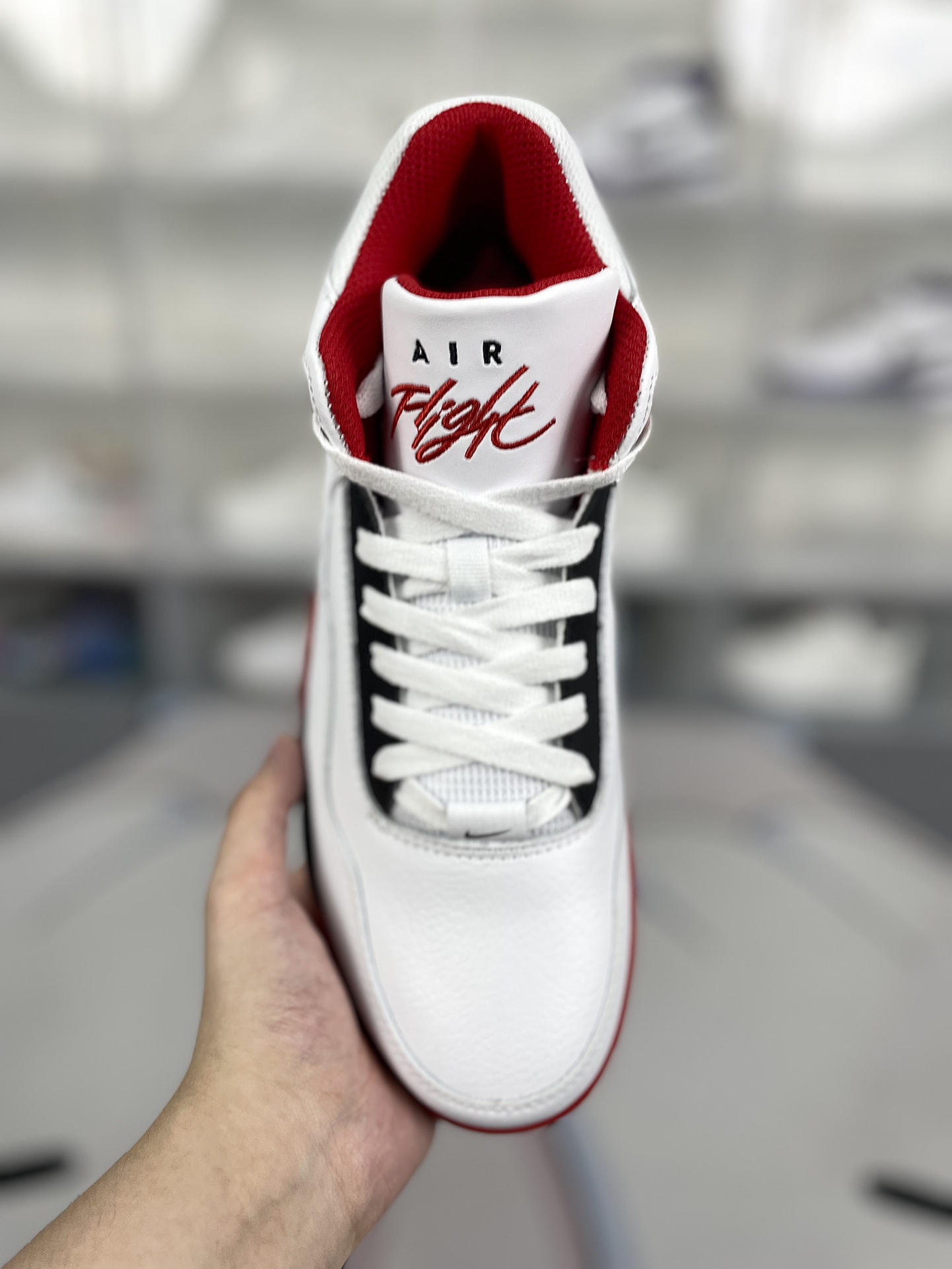 价格调整本地130 
（‼️此款官方版型偏小 建议选大半码至一码）
▪️H版纯原
Nike Flight Legacy 皮革 经典复古风格 减震防滑耐磨 中帮 复古篮球鞋 男款 白黑红
▪️从80年代后期的篮球鞋款借鉴设计灵感，Nike Flight Legacy 男子运动鞋以现代手法演绎经典外观。轻盈缓震配置搭配全掌型橡胶外底，呈现复古设计细节，塑就时尚造型和舒适感受。全掌型橡胶外底，经久耐穿，彰显80年代经典篮球风格外观和质感。Air缓震配置，打造灵敏响应的缓震性能。轻盈泡棉中底，塑就柔软缓震感受。皮革、合成材质与织物组合鞋面，塑就优质造型。
▪️尺码：39-46（39 40 40.5 41 42 42.5 43 44 44.5 45 46）
▪️货号：BQ4212-100