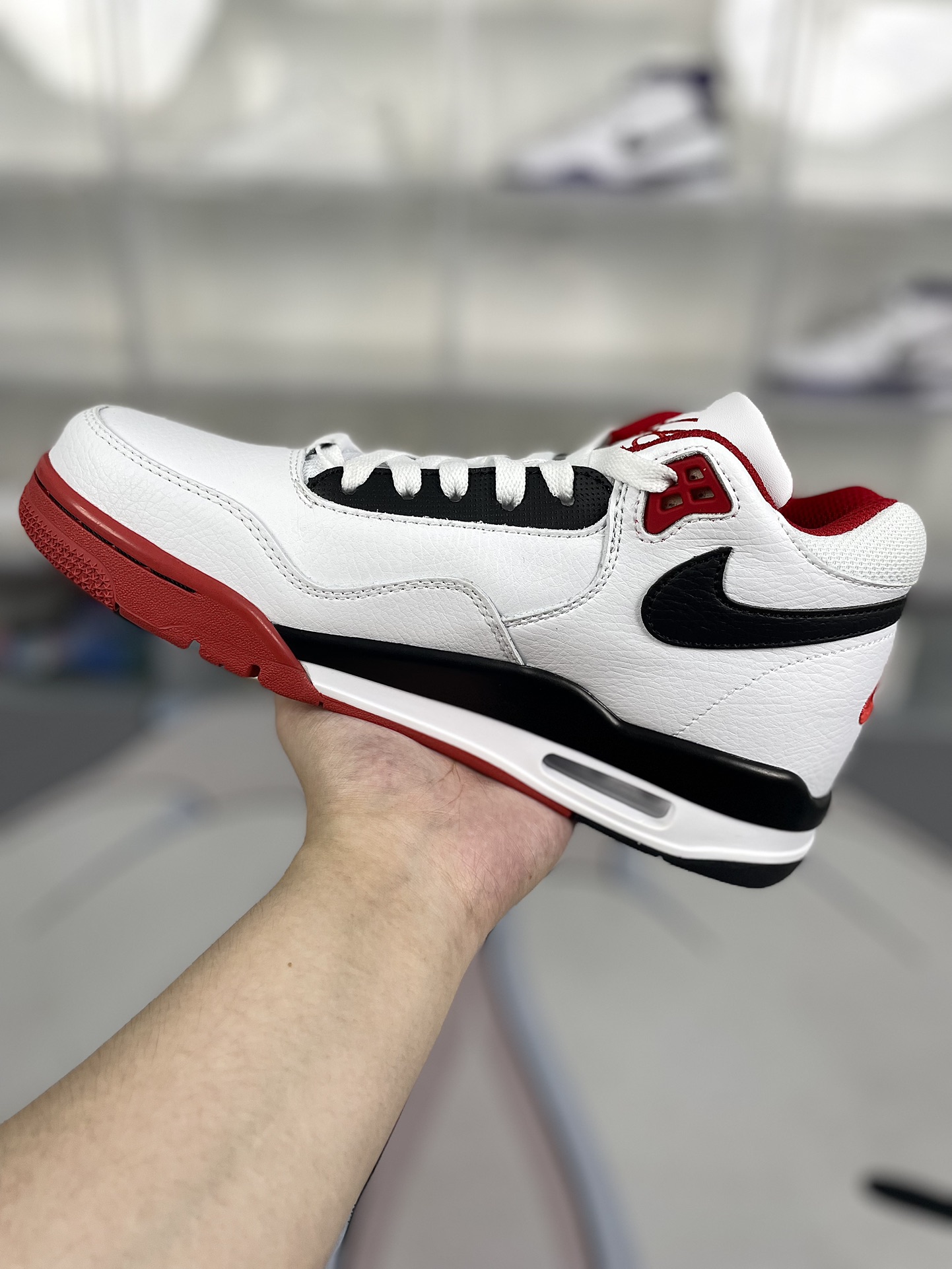 价格调整本地130 
（‼️此款官方版型偏小 建议选大半码至一码）
▪️H版纯原
Nike Flight Legacy 皮革 经典复古风格 减震防滑耐磨 中帮 复古篮球鞋 男款 白黑红
▪️从80年代后期的篮球鞋款借鉴设计灵感，Nike Flight Legacy 男子运动鞋以现代手法演绎经典外观。轻盈缓震配置搭配全掌型橡胶外底，呈现复古设计细节，塑就时尚造型和舒适感受。全掌型橡胶外底，经久耐穿，彰显80年代经典篮球风格外观和质感。Air缓震配置，打造灵敏响应的缓震性能。轻盈泡棉中底，塑就柔软缓震感受。皮革、合成材质与织物组合鞋面，塑就优质造型。
▪️尺码：39-46（39 40 40.5 41 42 42.5 43 44 44.5 45 46）
▪️货号：BQ4212-100