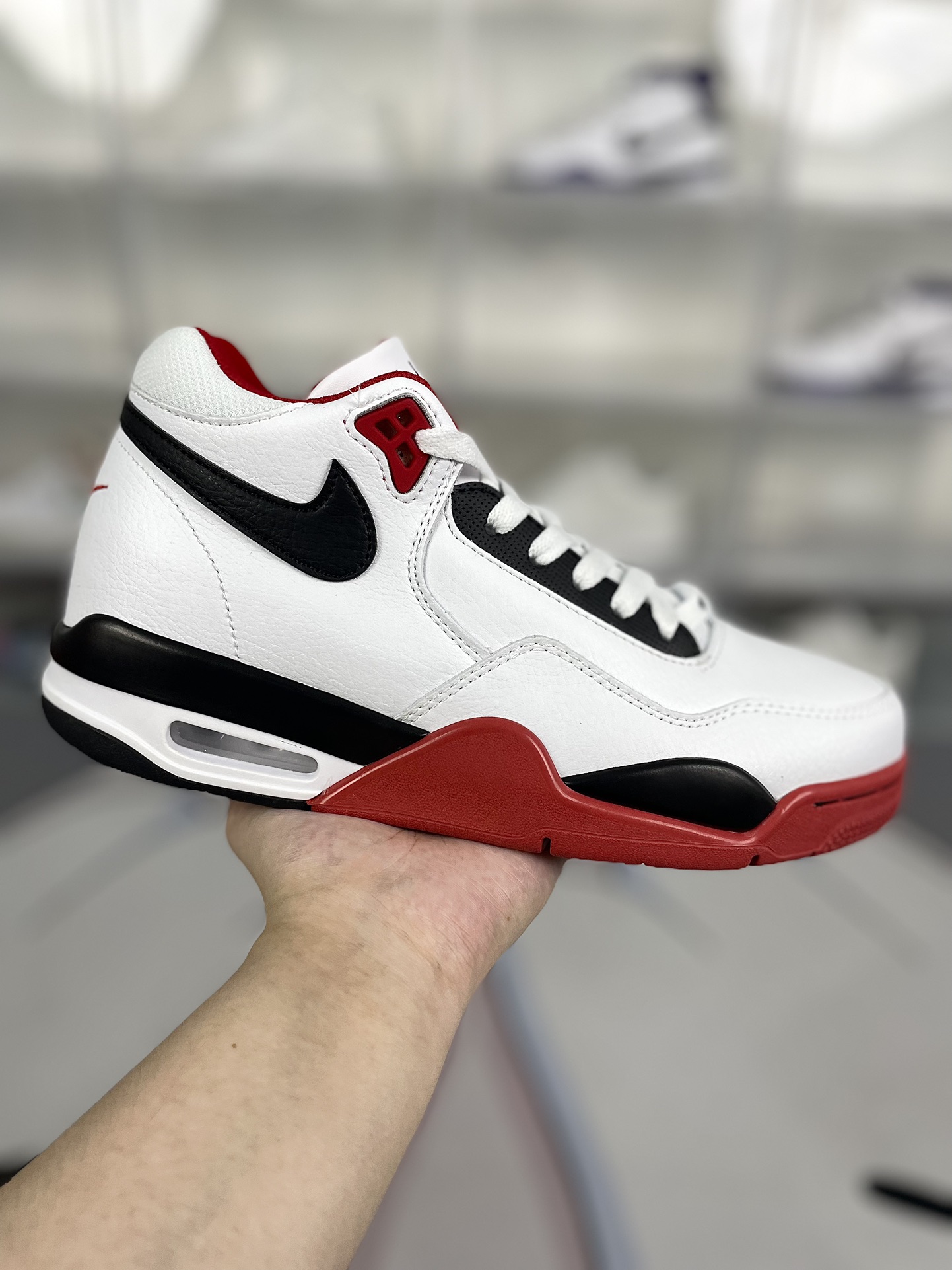 价格调整本地130 
（‼️此款官方版型偏小 建议选大半码至一码）
▪️H版纯原
Nike Flight Legacy 皮革 经典复古风格 减震防滑耐磨 中帮 复古篮球鞋 男款 白黑红
▪️从80年代后期的篮球鞋款借鉴设计灵感，Nike Flight Legacy 男子运动鞋以现代手法演绎经典外观。轻盈缓震配置搭配全掌型橡胶外底，呈现复古设计细节，塑就时尚造型和舒适感受。全掌型橡胶外底，经久耐穿，彰显80年代经典篮球风格外观和质感。Air缓震配置，打造灵敏响应的缓震性能。轻盈泡棉中底，塑就柔软缓震感受。皮革、合成材质与织物组合鞋面，塑就优质造型。
▪️尺码：39-46（39 40 40.5 41 42 42.5 43 44 44.5 45 46）
▪️货号：BQ4212-100