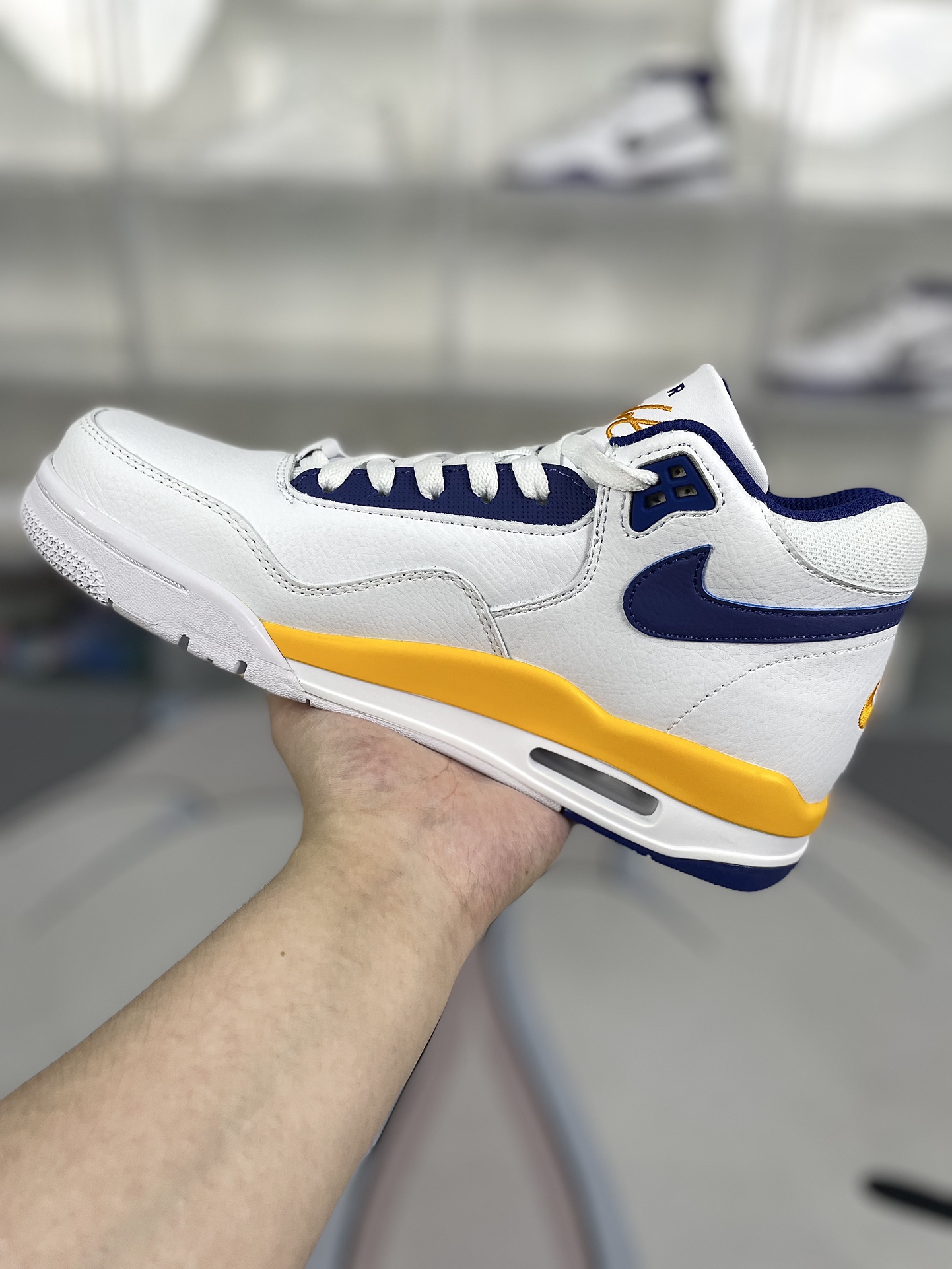 价格调整本地130 
（‼️此款官方版型偏小 建议选大半码至一码）
▪️H版纯原
Nike Flight Legacy 皮革 经典复古风格 减震防滑耐磨 中帮 复古篮球鞋 男款 白蓝黄 湖人
▪️从80年代后期的篮球鞋款借鉴设计灵感，Nike Flight Legacy 男子运动鞋以现代手法演绎经典外观。轻盈缓震配置搭配全掌型橡胶外底，呈现复古设计细节，塑就时尚造型和舒适感受。全掌型橡胶外底，经久耐穿，彰显80年代经典篮球风格外观和质感。Air缓震配置，打造灵敏响应的缓震性能。轻盈泡棉中底，塑就柔软缓震感受。皮革、合成材质与织物组合鞋面，塑就优质造型。
▪️尺码：39-46（39 40 40.5 41 42 42.5 43 44 44.5 45 46）
▪️货号：BQ4212-102