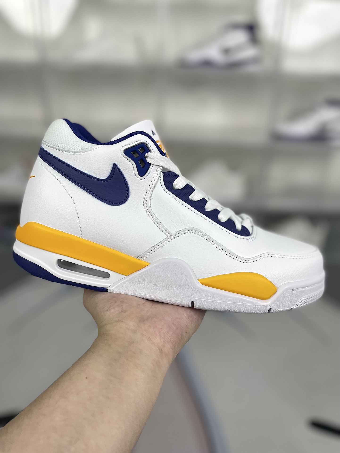 价格调整本地130 
（‼️此款官方版型偏小 建议选大半码至一码）
▪️H版纯原
Nike Flight Legacy 皮革 经典复古风格 减震防滑耐磨 中帮 复古篮球鞋 男款 白蓝黄 湖人
▪️从80年代后期的篮球鞋款借鉴设计灵感，Nike Flight Legacy 男子运动鞋以现代手法演绎经典外观。轻盈缓震配置搭配全掌型橡胶外底，呈现复古设计细节，塑就时尚造型和舒适感受。全掌型橡胶外底，经久耐穿，彰显80年代经典篮球风格外观和质感。Air缓震配置，打造灵敏响应的缓震性能。轻盈泡棉中底，塑就柔软缓震感受。皮革、合成材质与织物组合鞋面，塑就优质造型。
▪️尺码：39-46（39 40 40.5 41 42 42.5 43 44 44.5 45 46）
▪️货号：BQ4212-102