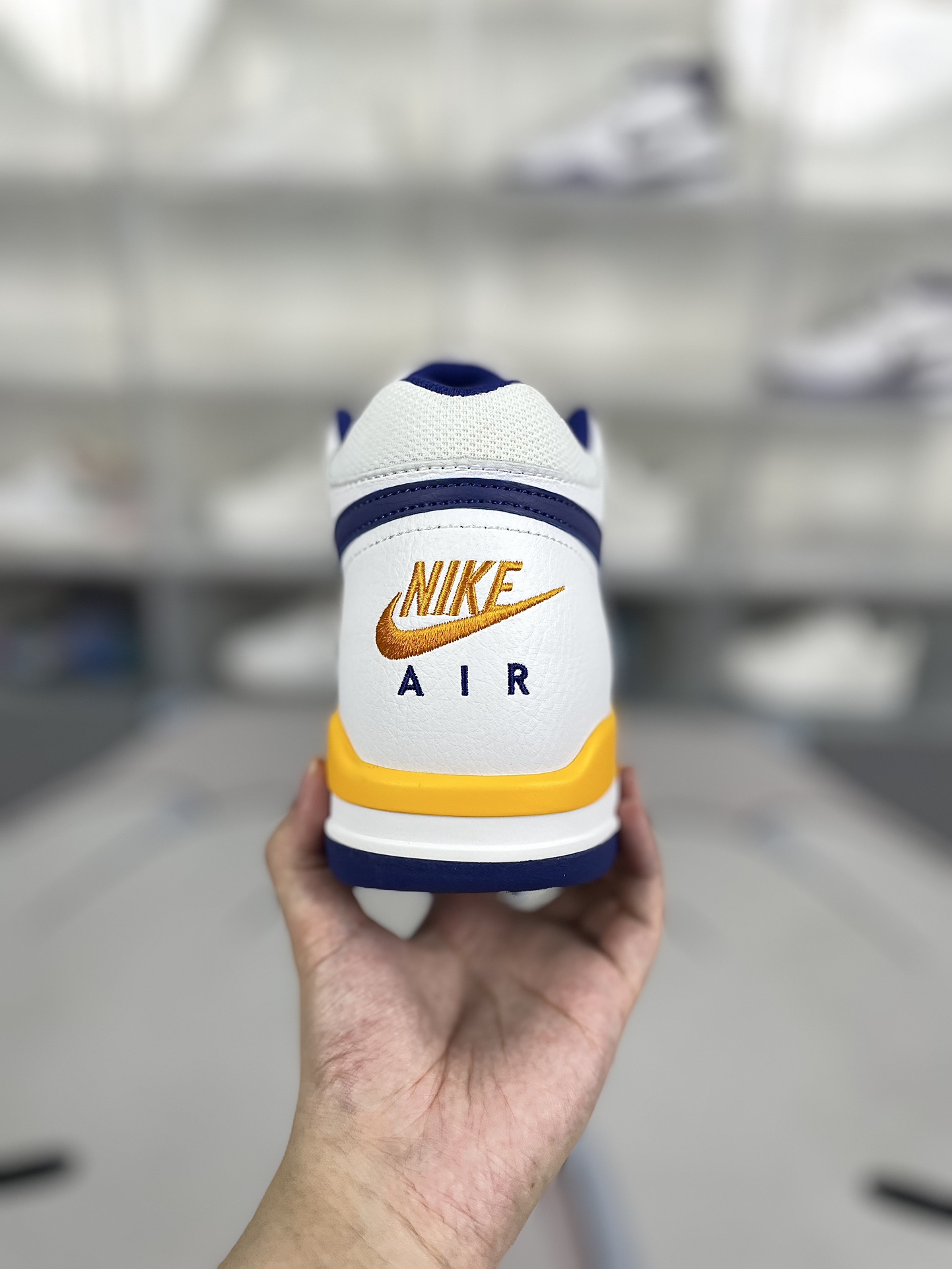 价格调整本地130 
（‼️此款官方版型偏小 建议选大半码至一码）
▪️H版纯原
Nike Flight Legacy 皮革 经典复古风格 减震防滑耐磨 中帮 复古篮球鞋 男款 白蓝黄 湖人
▪️从80年代后期的篮球鞋款借鉴设计灵感，Nike Flight Legacy 男子运动鞋以现代手法演绎经典外观。轻盈缓震配置搭配全掌型橡胶外底，呈现复古设计细节，塑就时尚造型和舒适感受。全掌型橡胶外底，经久耐穿，彰显80年代经典篮球风格外观和质感。Air缓震配置，打造灵敏响应的缓震性能。轻盈泡棉中底，塑就柔软缓震感受。皮革、合成材质与织物组合鞋面，塑就优质造型。
▪️尺码：39-46（39 40 40.5 41 42 42.5 43 44 44.5 45 46）
▪️货号：BQ4212-102