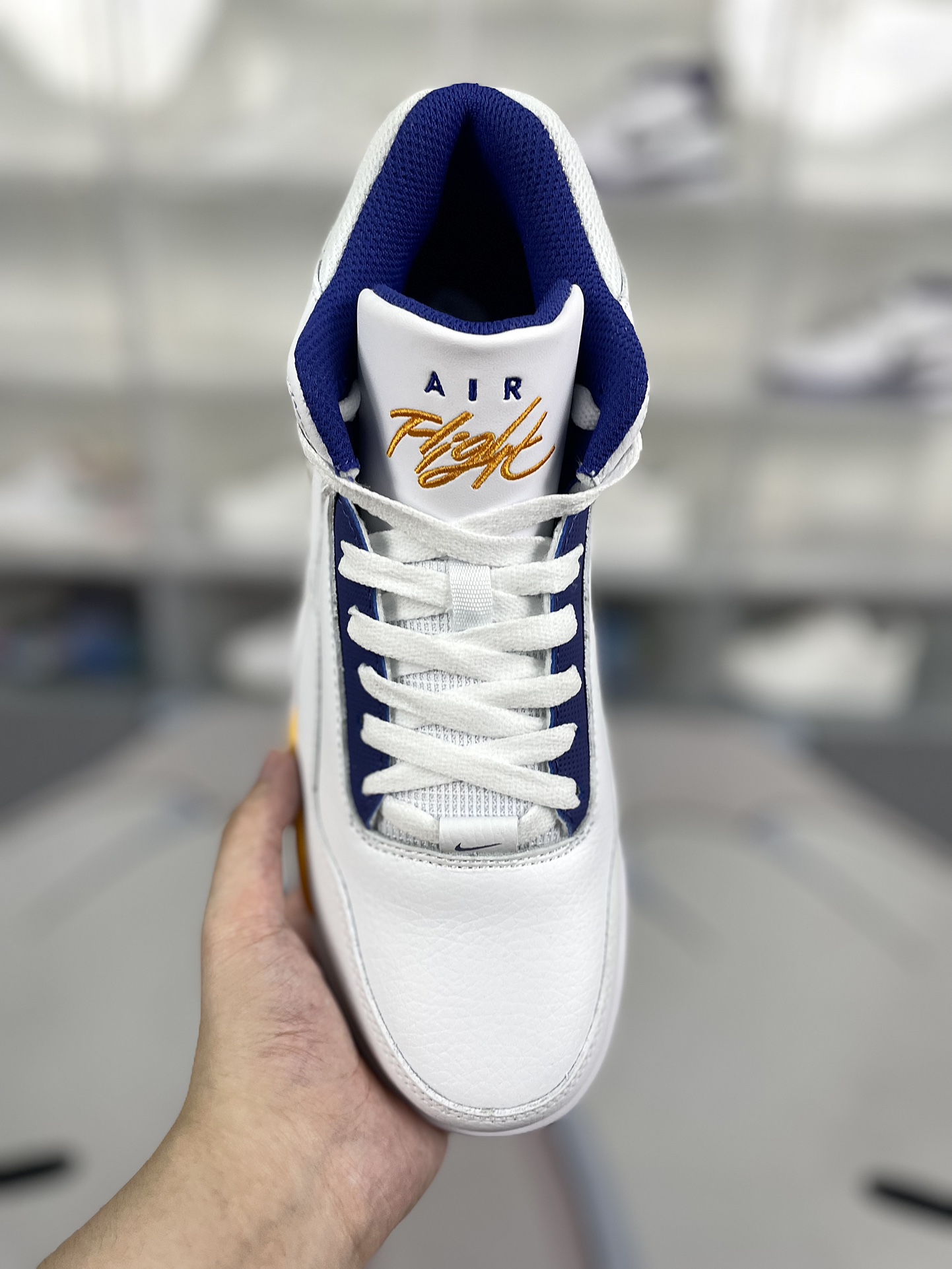 价格调整本地130 
（‼️此款官方版型偏小 建议选大半码至一码）
▪️H版纯原
Nike Flight Legacy 皮革 经典复古风格 减震防滑耐磨 中帮 复古篮球鞋 男款 白蓝黄 湖人
▪️从80年代后期的篮球鞋款借鉴设计灵感，Nike Flight Legacy 男子运动鞋以现代手法演绎经典外观。轻盈缓震配置搭配全掌型橡胶外底，呈现复古设计细节，塑就时尚造型和舒适感受。全掌型橡胶外底，经久耐穿，彰显80年代经典篮球风格外观和质感。Air缓震配置，打造灵敏响应的缓震性能。轻盈泡棉中底，塑就柔软缓震感受。皮革、合成材质与织物组合鞋面，塑就优质造型。
▪️尺码：39-46（39 40 40.5 41 42 42.5 43 44 44.5 45 46）
▪️货号：BQ4212-102