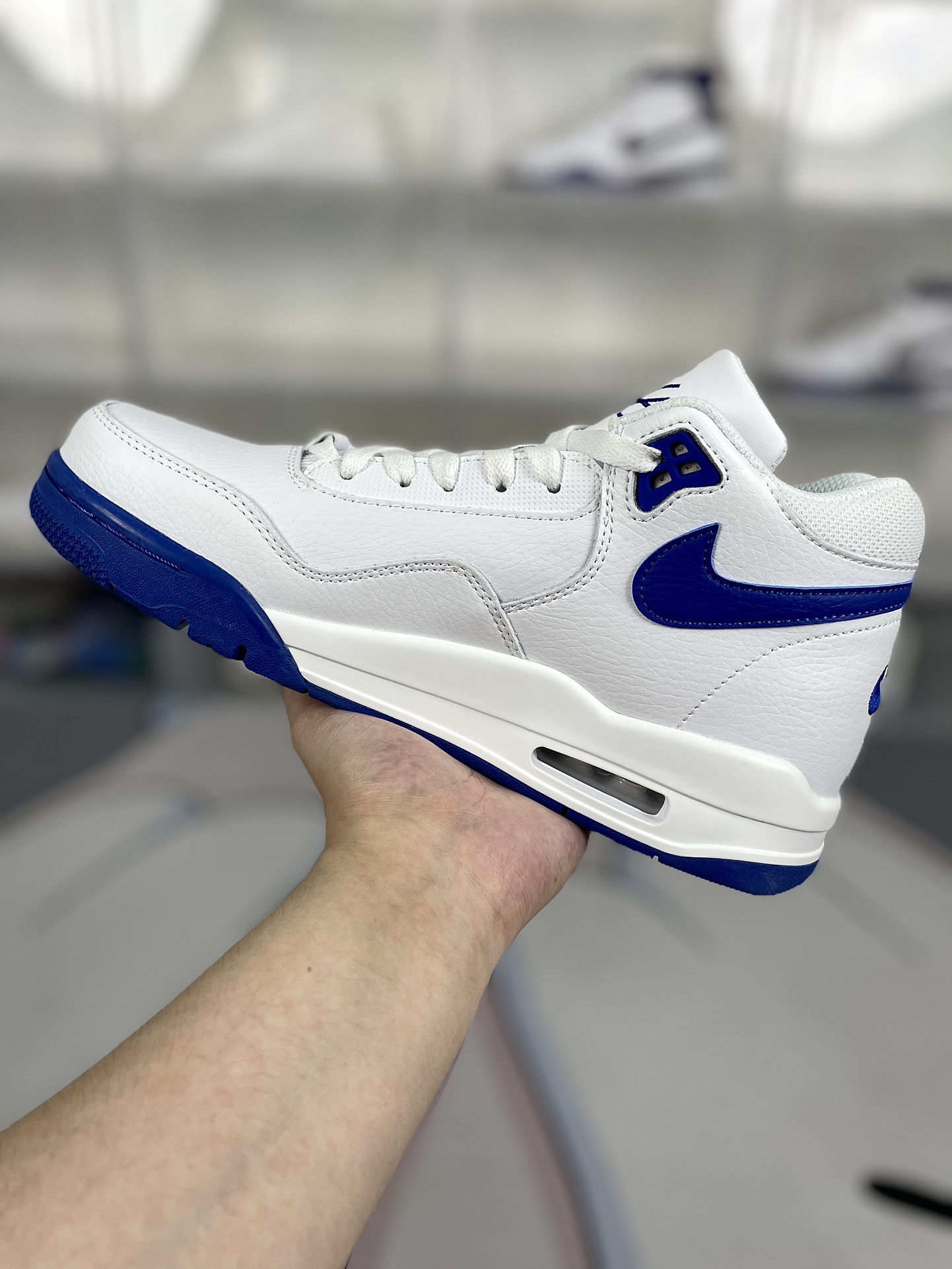 价格调整本地130 
（‼️此款官方版型偏小 建议选大半码至一码）
▪️H版纯原
Nike Flight Legacy 织物合成革 舒适百搭 减震防滑耐磨 中帮 复古篮球鞋 男款 白蓝
▪️从80年代后期的篮球鞋款借鉴设计灵感，Nike Flight Legacy 男子运动鞋以现代手法演绎经典外观。轻盈缓震配置搭配全掌型橡胶外底，呈现复古设计细节，塑就时尚造型和舒适感受。全掌型橡胶外底，经久耐穿，彰显80年代经典篮球风格外观和质感。Air缓震配置，打造灵敏响应的缓震性能。轻盈泡棉中底，塑就柔软缓震感受。皮革、合成材质与织物组合鞋面，塑就优质造型。
▪️尺码：39-46（39 40 40.5 41 42 42.5 43 44 44.5 45 46）
▪️货号：BQ4212-103