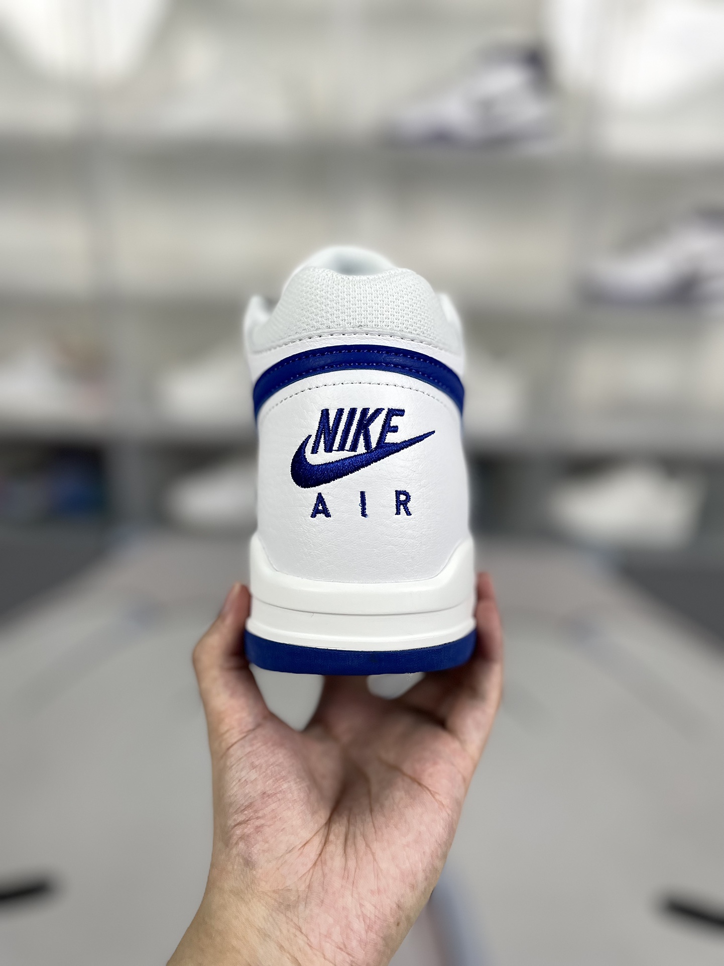 价格调整本地130 
（‼️此款官方版型偏小 建议选大半码至一码）
▪️H版纯原
Nike Flight Legacy 织物合成革 舒适百搭 减震防滑耐磨 中帮 复古篮球鞋 男款 白蓝
▪️从80年代后期的篮球鞋款借鉴设计灵感，Nike Flight Legacy 男子运动鞋以现代手法演绎经典外观。轻盈缓震配置搭配全掌型橡胶外底，呈现复古设计细节，塑就时尚造型和舒适感受。全掌型橡胶外底，经久耐穿，彰显80年代经典篮球风格外观和质感。Air缓震配置，打造灵敏响应的缓震性能。轻盈泡棉中底，塑就柔软缓震感受。皮革、合成材质与织物组合鞋面，塑就优质造型。
▪️尺码：39-46（39 40 40.5 41 42 42.5 43 44 44.5 45 46）
▪️货号：BQ4212-103