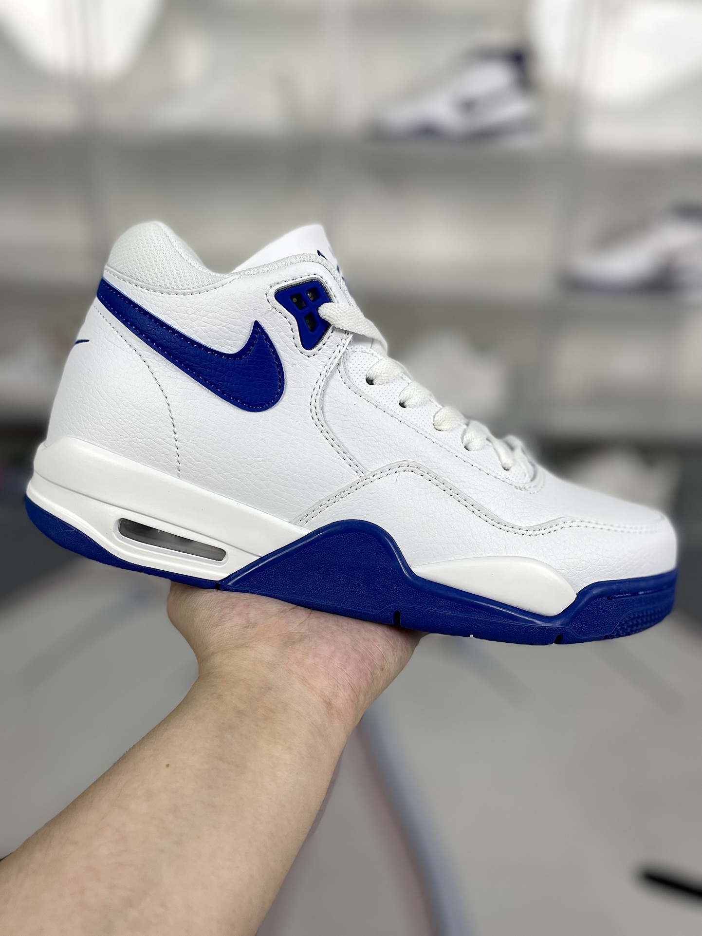 价格调整本地130 
（‼️此款官方版型偏小 建议选大半码至一码）
▪️H版纯原
Nike Flight Legacy 织物合成革 舒适百搭 减震防滑耐磨 中帮 复古篮球鞋 男款 白蓝
▪️从80年代后期的篮球鞋款借鉴设计灵感，Nike Flight Legacy 男子运动鞋以现代手法演绎经典外观。轻盈缓震配置搭配全掌型橡胶外底，呈现复古设计细节，塑就时尚造型和舒适感受。全掌型橡胶外底，经久耐穿，彰显80年代经典篮球风格外观和质感。Air缓震配置，打造灵敏响应的缓震性能。轻盈泡棉中底，塑就柔软缓震感受。皮革、合成材质与织物组合鞋面，塑就优质造型。
▪️尺码：39-46（39 40 40.5 41 42 42.5 43 44 44.5 45 46）
▪️货号：BQ4212-103