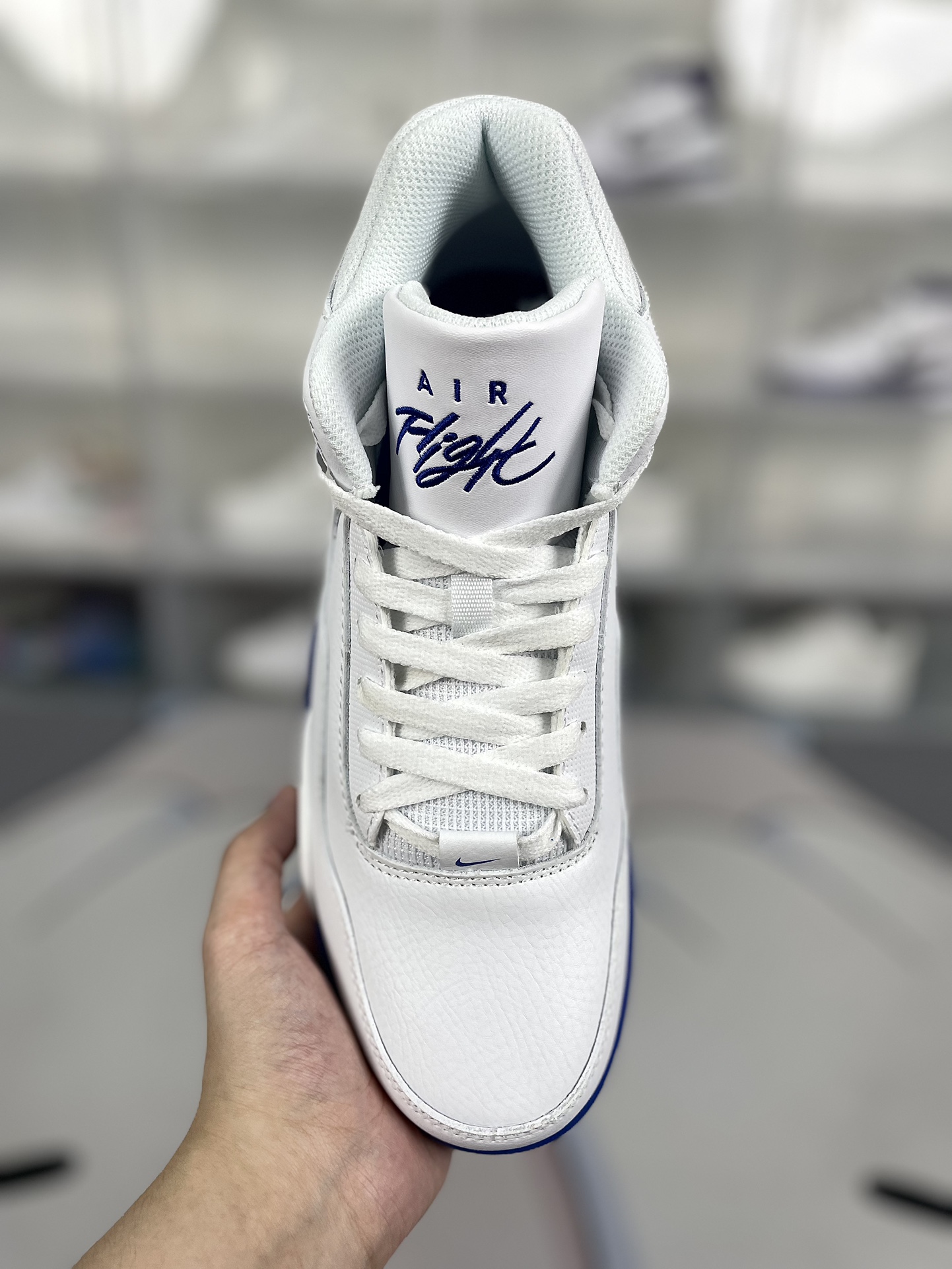 价格调整本地130 
（‼️此款官方版型偏小 建议选大半码至一码）
▪️H版纯原
Nike Flight Legacy 织物合成革 舒适百搭 减震防滑耐磨 中帮 复古篮球鞋 男款 白蓝
▪️从80年代后期的篮球鞋款借鉴设计灵感，Nike Flight Legacy 男子运动鞋以现代手法演绎经典外观。轻盈缓震配置搭配全掌型橡胶外底，呈现复古设计细节，塑就时尚造型和舒适感受。全掌型橡胶外底，经久耐穿，彰显80年代经典篮球风格外观和质感。Air缓震配置，打造灵敏响应的缓震性能。轻盈泡棉中底，塑就柔软缓震感受。皮革、合成材质与织物组合鞋面，塑就优质造型。
▪️尺码：39-46（39 40 40.5 41 42 42.5 43 44 44.5 45 46）
▪️货号：BQ4212-103