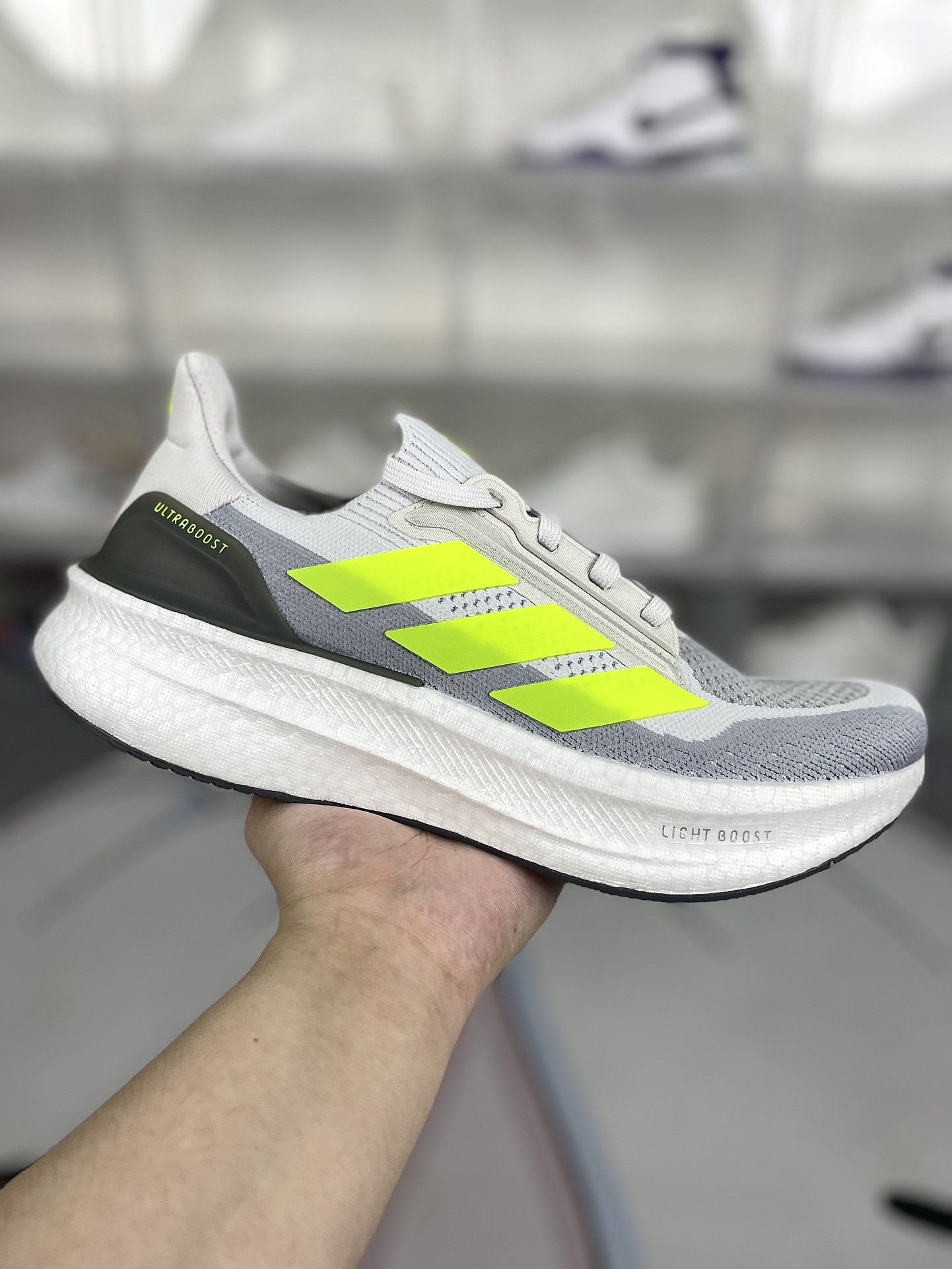 本地💰220   
▪️匠心纯原 高端外贸订单
adidas ULTRABOOST 5X 舒适轻盈防滑耐磨 低帮跑步鞋 男女同款 灰黄 UB5X
▪️ 穿上这款adidas跑步运动鞋，自信冲击新的个人纪录。搭载新一代BOOST技术，力求为步伐注入源源活力。从开跑到终点，助你保持舒爽。后跟和前掌之间含Torsion System扭力条，更添实穿性。无论跑程长短、节奏快慢，皆能伴你从容迈步。采用Continental™马牌橡胶外底，路面干湿皆宜，助你扎实踩地、自信迈步。
▪️尺码：39-48（39⅓ 40 40⅔ 41⅓ 42 42⅔ 43⅓ 44 44⅔ 45⅓ 46 46⅔ 47⅓ 48）
▪️货号：IH3108