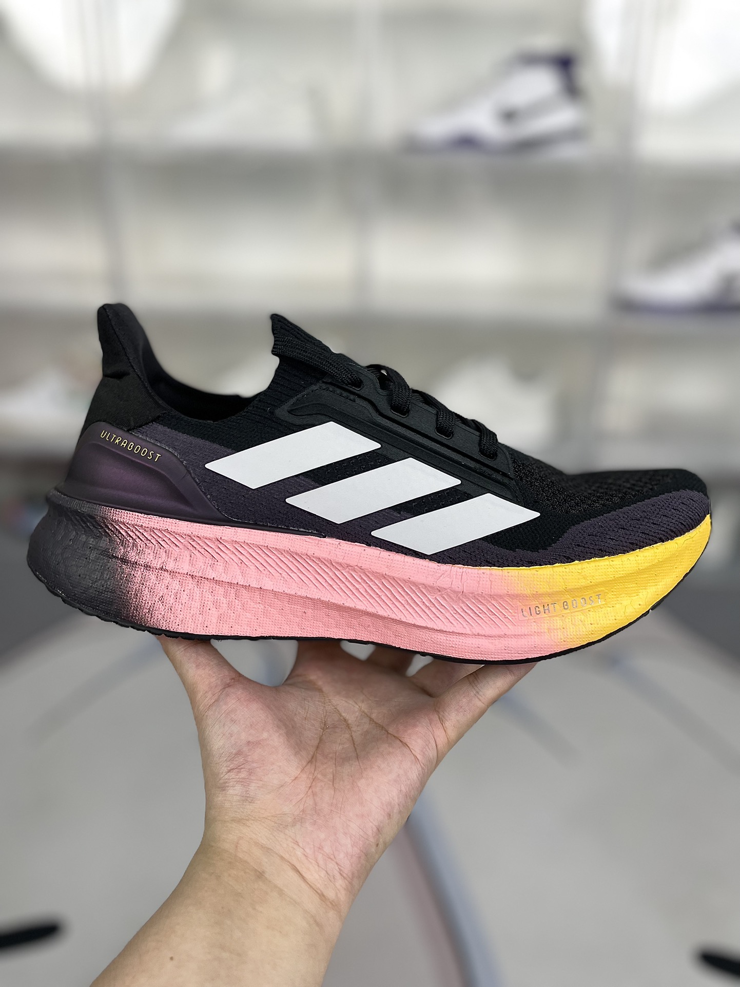 💰200
巴斯夫中底adidas ULTRABOOST 5X Y2K复古跑鞋舒适百搭防滑耐磨透气轻便回弹 低帮跑步鞋 男女同款 黑彩虹 UB5X
▪️穿上这款adidas跑步运动鞋，自信冲击新的个人纪录。搭载新一代BOOST技术，力求为步伐注入源源活力。从开跑到终点，助你保持舒爽。后跟和前掌之间含Torsion System扭力条，更添实穿性。无论跑程长短、节奏快慢，皆能伴你从容迈步。采用Continental™马牌橡胶外底，路面干湿皆宜，助你扎实踩地、自信迈步。
▪️尺码：36-48（36 36⅔ 37⅓ 38 38⅔ 39⅓ 40 40⅔ 41⅓ 42 42⅔ 43⅓ 44 44⅔ 45⅓ 46 46⅔ 47⅓ 48）
▪️货号：JI1332/JI1334