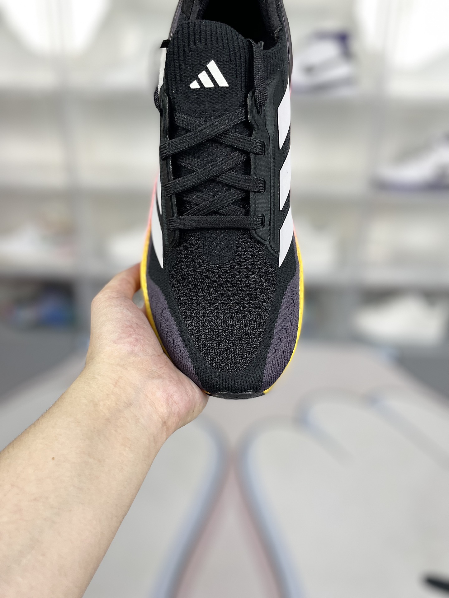 💰200
巴斯夫中底adidas ULTRABOOST 5X Y2K复古跑鞋舒适百搭防滑耐磨透气轻便回弹 低帮跑步鞋 男女同款 黑彩虹 UB5X
▪️穿上这款adidas跑步运动鞋，自信冲击新的个人纪录。搭载新一代BOOST技术，力求为步伐注入源源活力。从开跑到终点，助你保持舒爽。后跟和前掌之间含Torsion System扭力条，更添实穿性。无论跑程长短、节奏快慢，皆能伴你从容迈步。采用Continental™马牌橡胶外底，路面干湿皆宜，助你扎实踩地、自信迈步。
▪️尺码：36-48（36 36⅔ 37⅓ 38 38⅔ 39⅓ 40 40⅔ 41⅓ 42 42⅔ 43⅓ 44 44⅔ 45⅓ 46 46⅔ 47⅓ 48）
▪️货号：JI1332/JI1334