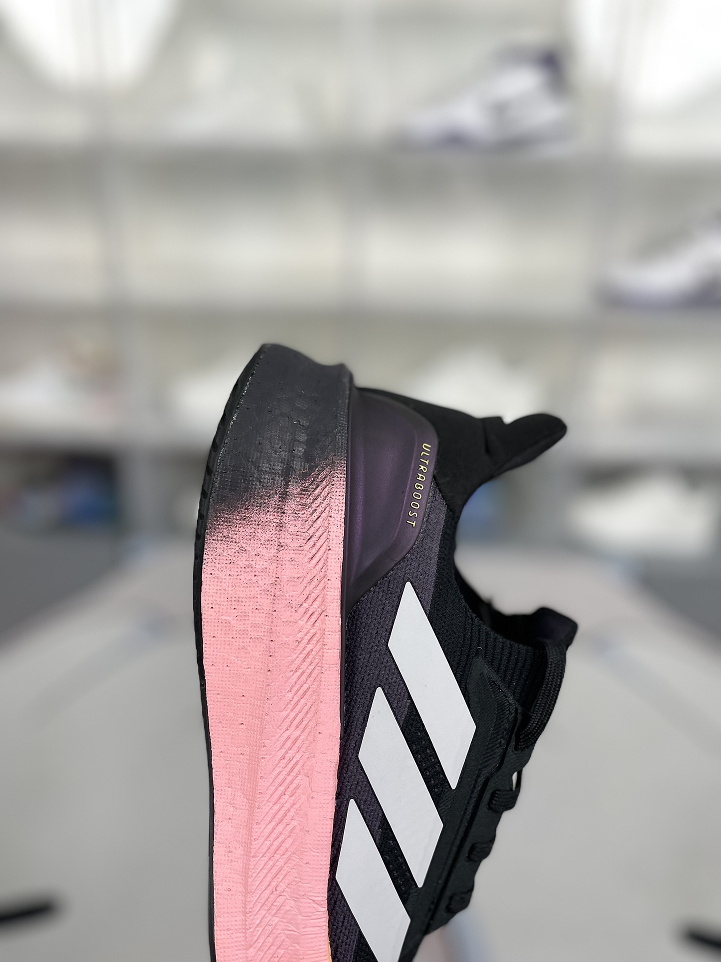 💰200
巴斯夫中底adidas ULTRABOOST 5X Y2K复古跑鞋舒适百搭防滑耐磨透气轻便回弹 低帮跑步鞋 男女同款 黑彩虹 UB5X
▪️穿上这款adidas跑步运动鞋，自信冲击新的个人纪录。搭载新一代BOOST技术，力求为步伐注入源源活力。从开跑到终点，助你保持舒爽。后跟和前掌之间含Torsion System扭力条，更添实穿性。无论跑程长短、节奏快慢，皆能伴你从容迈步。采用Continental™马牌橡胶外底，路面干湿皆宜，助你扎实踩地、自信迈步。
▪️尺码：36-48（36 36⅔ 37⅓ 38 38⅔ 39⅓ 40 40⅔ 41⅓ 42 42⅔ 43⅓ 44 44⅔ 45⅓ 46 46⅔ 47⅓ 48）
▪️货号：JI1332/JI1334