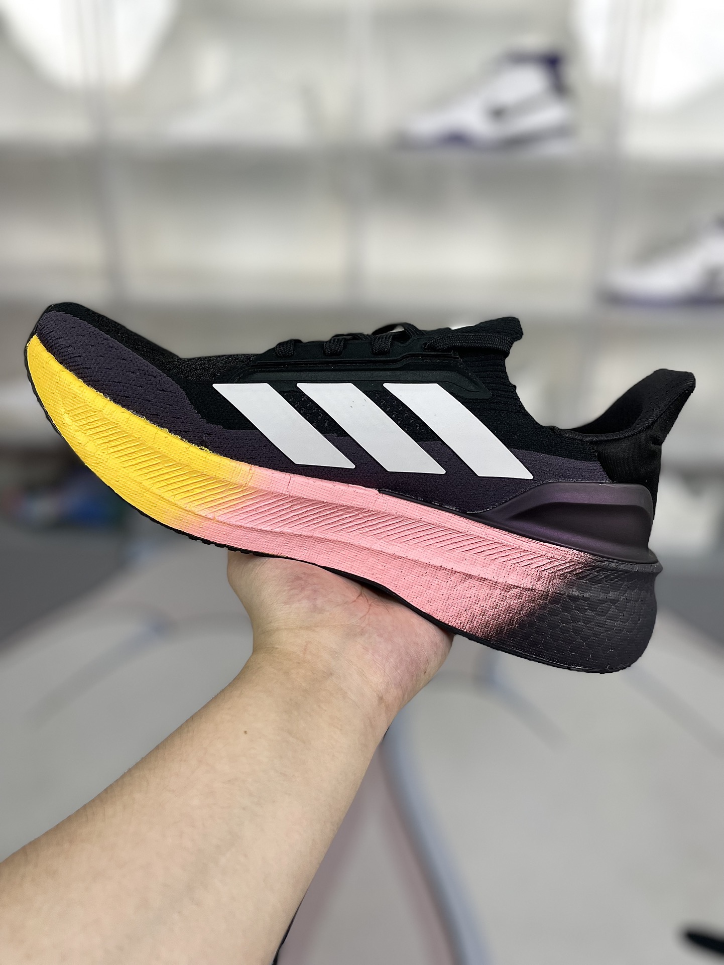 💰200
巴斯夫中底adidas ULTRABOOST 5X Y2K复古跑鞋舒适百搭防滑耐磨透气轻便回弹 低帮跑步鞋 男女同款 黑彩虹 UB5X
▪️穿上这款adidas跑步运动鞋，自信冲击新的个人纪录。搭载新一代BOOST技术，力求为步伐注入源源活力。从开跑到终点，助你保持舒爽。后跟和前掌之间含Torsion System扭力条，更添实穿性。无论跑程长短、节奏快慢，皆能伴你从容迈步。采用Continental™马牌橡胶外底，路面干湿皆宜，助你扎实踩地、自信迈步。
▪️尺码：36-48（36 36⅔ 37⅓ 38 38⅔ 39⅓ 40 40⅔ 41⅓ 42 42⅔ 43⅓ 44 44⅔ 45⅓ 46 46⅔ 47⅓ 48）
▪️货号：JI1332/JI1334