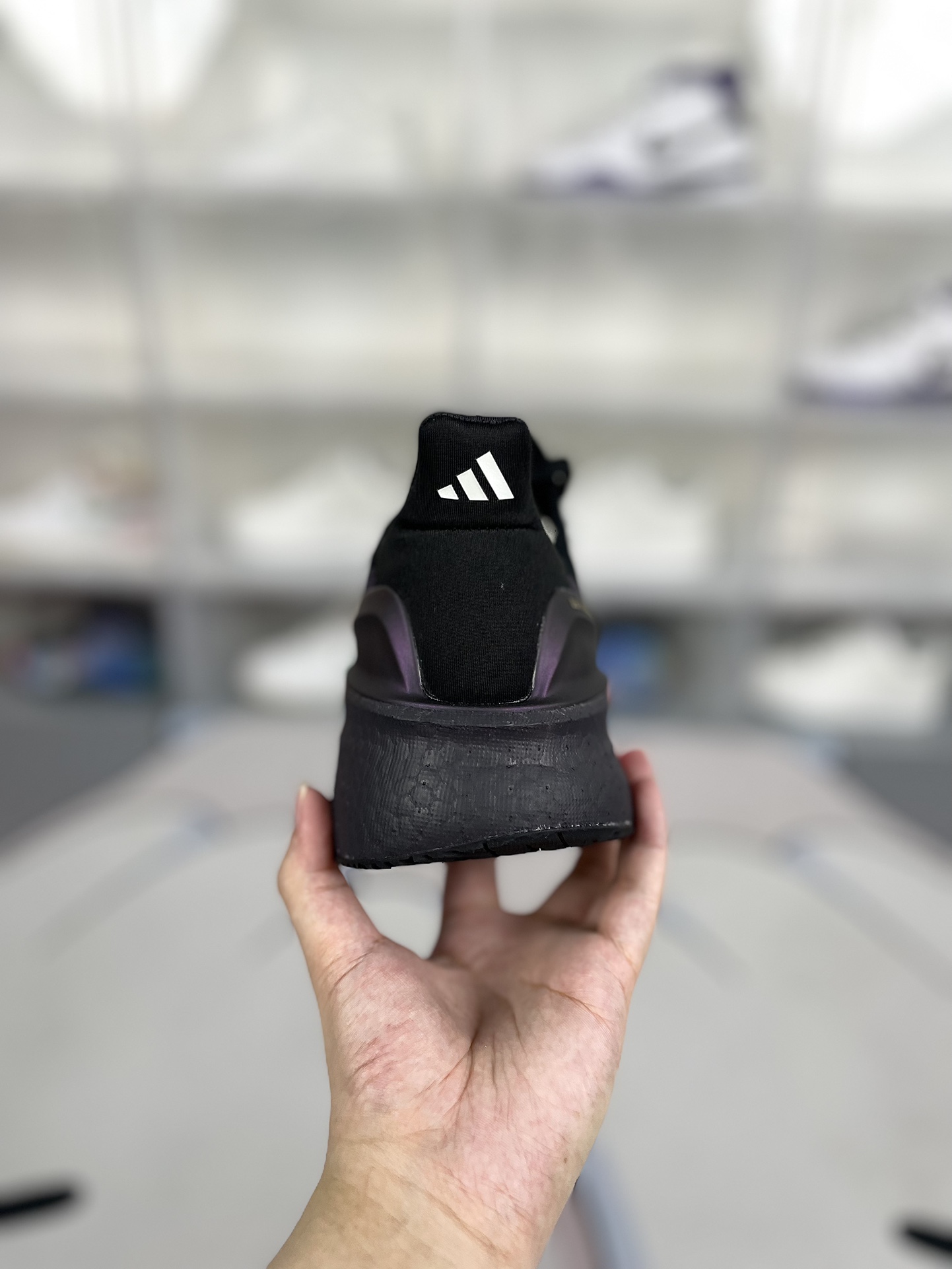 💰200
巴斯夫中底adidas ULTRABOOST 5X Y2K复古跑鞋舒适百搭防滑耐磨透气轻便回弹 低帮跑步鞋 男女同款 黑彩虹 UB5X
▪️穿上这款adidas跑步运动鞋，自信冲击新的个人纪录。搭载新一代BOOST技术，力求为步伐注入源源活力。从开跑到终点，助你保持舒爽。后跟和前掌之间含Torsion System扭力条，更添实穿性。无论跑程长短、节奏快慢，皆能伴你从容迈步。采用Continental™马牌橡胶外底，路面干湿皆宜，助你扎实踩地、自信迈步。
▪️尺码：36-48（36 36⅔ 37⅓ 38 38⅔ 39⅓ 40 40⅔ 41⅓ 42 42⅔ 43⅓ 44 44⅔ 45⅓ 46 46⅔ 47⅓ 48）
▪️货号：JI1332/JI1334