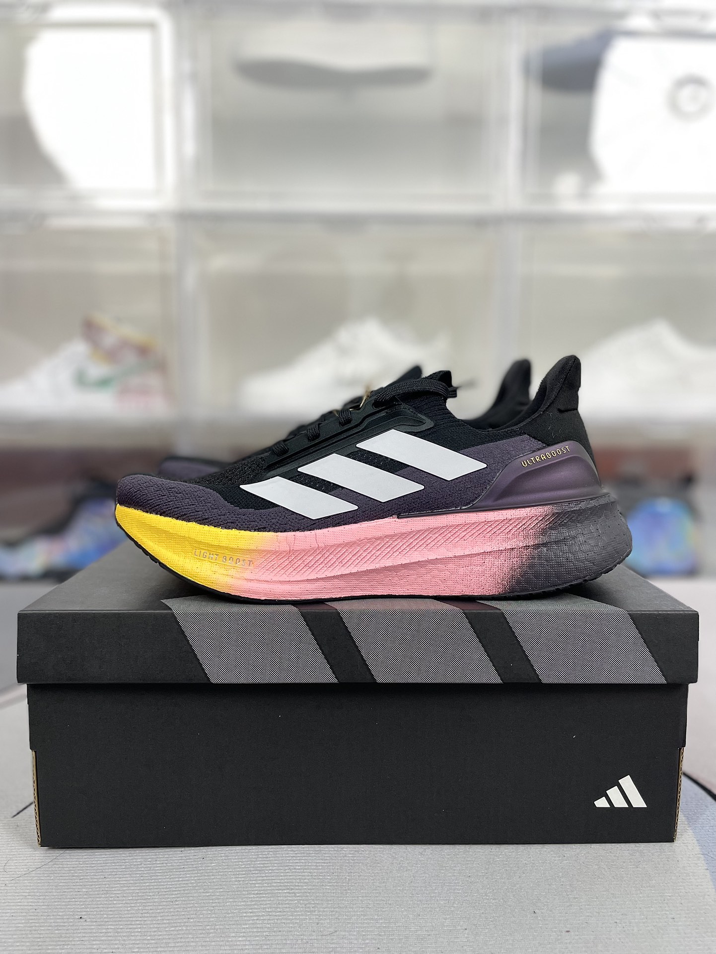 💰200
巴斯夫中底adidas ULTRABOOST 5X Y2K复古跑鞋舒适百搭防滑耐磨透气轻便回弹 低帮跑步鞋 男女同款 黑彩虹 UB5X
▪️穿上这款adidas跑步运动鞋，自信冲击新的个人纪录。搭载新一代BOOST技术，力求为步伐注入源源活力。从开跑到终点，助你保持舒爽。后跟和前掌之间含Torsion System扭力条，更添实穿性。无论跑程长短、节奏快慢，皆能伴你从容迈步。采用Continental™马牌橡胶外底，路面干湿皆宜，助你扎实踩地、自信迈步。
▪️尺码：36-48（36 36⅔ 37⅓ 38 38⅔ 39⅓ 40 40⅔ 41⅓ 42 42⅔ 43⅓ 44 44⅔ 45⅓ 46 46⅔ 47⅓ 48）
▪️货号：JI1332/JI1334