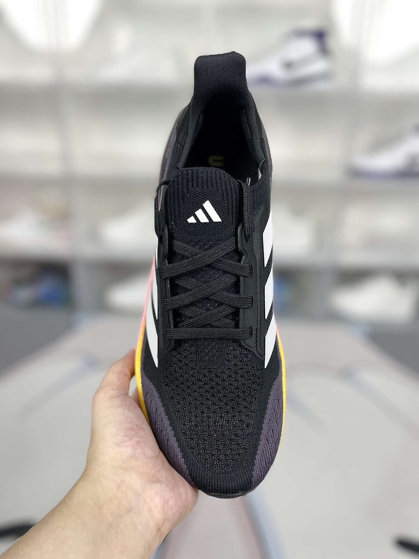 💰200
巴斯夫中底adidas ULTRABOOST 5X Y2K复古跑鞋舒适百搭防滑耐磨透气轻便回弹 低帮跑步鞋 男女同款 黑彩虹 UB5X
▪️穿上这款adidas跑步运动鞋，自信冲击新的个人纪录。搭载新一代BOOST技术，力求为步伐注入源源活力。从开跑到终点，助你保持舒爽。后跟和前掌之间含Torsion System扭力条，更添实穿性。无论跑程长短、节奏快慢，皆能伴你从容迈步。采用Continental™马牌橡胶外底，路面干湿皆宜，助你扎实踩地、自信迈步。
▪️尺码：36-48（36 36⅔ 37⅓ 38 38⅔ 39⅓ 40 40⅔ 41⅓ 42 42⅔ 43⅓ 44 44⅔ 45⅓ 46 46⅔ 47⅓ 48）
▪️货号：JI1332/JI1334