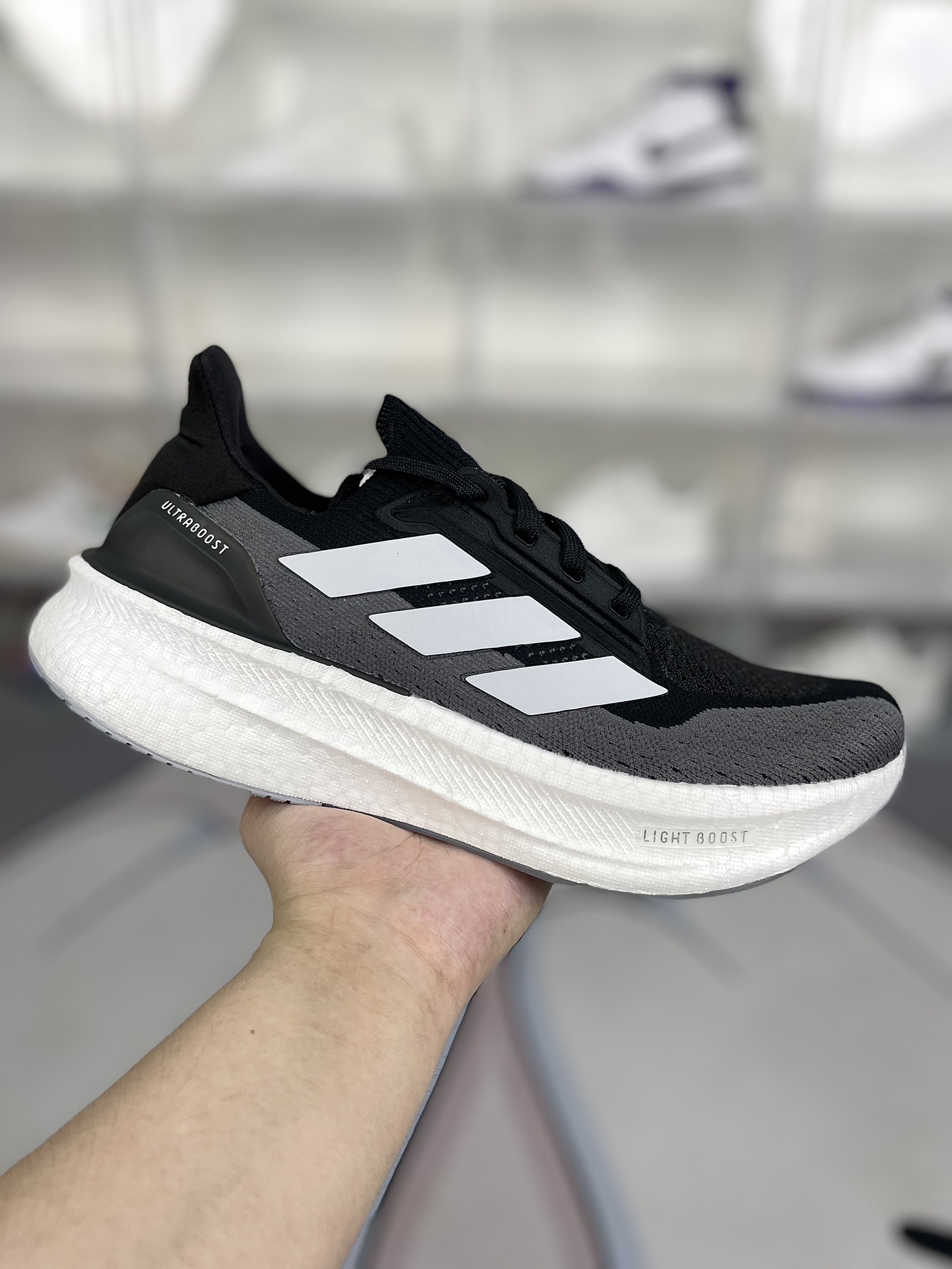 本地💰220
▪️匠心纯原 高端外贸订单
adidas ULTRABOOST 5X 舒适轻盈防滑耐磨 低帮跑步鞋 男女同款 黑白色 UB5X
▪️ 穿上这款adidas跑步运动鞋,自信冲击新的个人纪录。搭载新一代BOOST技术,力求为步伐注入源源活力。从开跑到终点,助你保持舒爽。后跟和前掌之间含Torsion System扭力条,更添实穿性。无论跑程长短、节奏快慢,皆能伴你从容迈步。采用Continental™马牌橡胶外底,路面干湿皆宜,助你扎实踩地、自信迈步。
▪️尺码:36-48(36 36⅔ 37⅓ 38 38⅔ 39⅓ 40 40⅔ 41⅓ 42 42⅔ 43⅓ 44 44⅔ 45⅓ 46 46⅔ 47⅓ 48)
▪️货号:IH3110