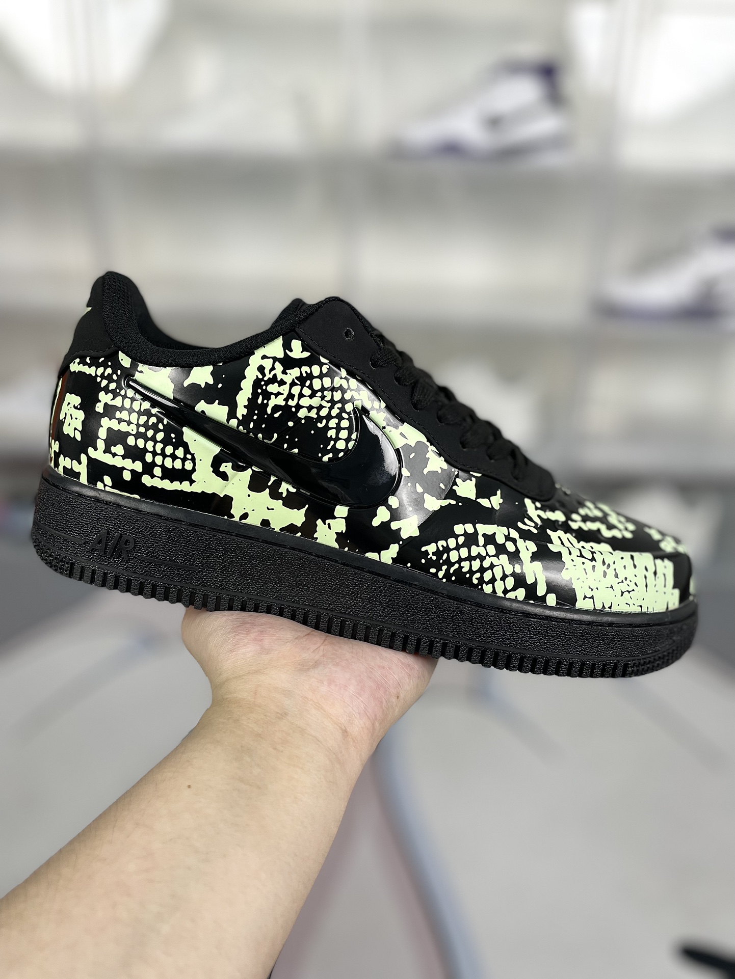 本地💰150   
▪️H版纯原
Nike Air Force 1 Foamposite Snakeskin 防滑减震 低帮 板鞋 男款 黑绿蛇纹 空军喷泡
▪️Air Force1于1982年推出，由Nike公司的传奇设计师Bruce Kilgore设计，他摒弃了老旧的帆布鞋风格，突破性的使用内嵌式Air sole气垫缓震系统，并将其与横跨复古与现代的外型结合，造就出风靡全球三十多年的Air force1，直到今天还深受青睐。
▪️尺码：39-45（39 40 40.5 41 42 42.5 43 44 44.5 45）
▪️货号：AJ3664-300