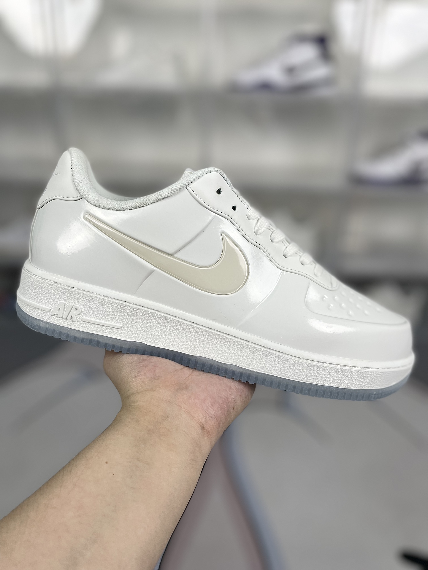 本地150
▪️H版纯原
Nike Air Force 1 Foamposite Pro Cup Triple 复古休闲 包裹性轻便 低帮 板鞋 男款 白色 空军喷泡
▪️Air Force1于1982年推出,由Nike公司的传奇设计师Bruce Kilgore设计,他摒弃了老旧的帆布鞋风格,突破性的使用内嵌式Air sole气垫缓震系统,并将其与横跨复古与现代的外型结合,造就出风靡全球三十多年的Air force1,直到今天还深受青睐。
▪️尺码:39-45(39 40 40.5 41 42 42.5 43 44 44.5 45)
▪️货号:AJ3664-100