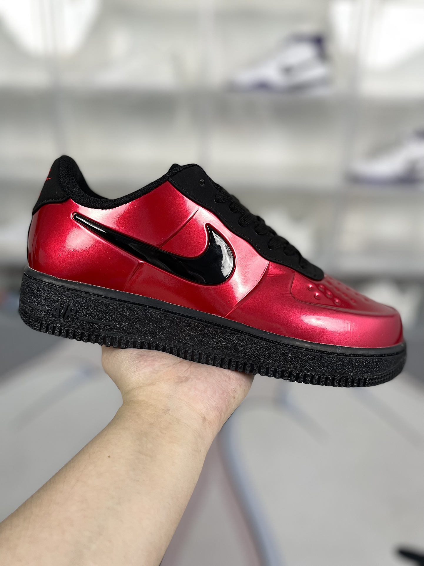 本地150 
▪️H版纯原
Nike Air Force 1 Foamposite Pro Cup Gym 包裹性防滑 低帮 板鞋 男款 红黑 空军喷泡
▪️Air Force1于1982年推出，由Nike公司的传奇设计师Bruce Kilgore设计，他摒弃了老旧的帆布鞋风格，突破性的使用内嵌式Air sole气垫缓震系统，并将其与横跨复古与现代的外型结合，造就出风靡全球三十多年的Air force1，直到今天还深受青睐。
▪️尺码：39-45（39 40 40.5 41 42 42.5 43 44 44.5 45）
▪️货号：AJ3664-601