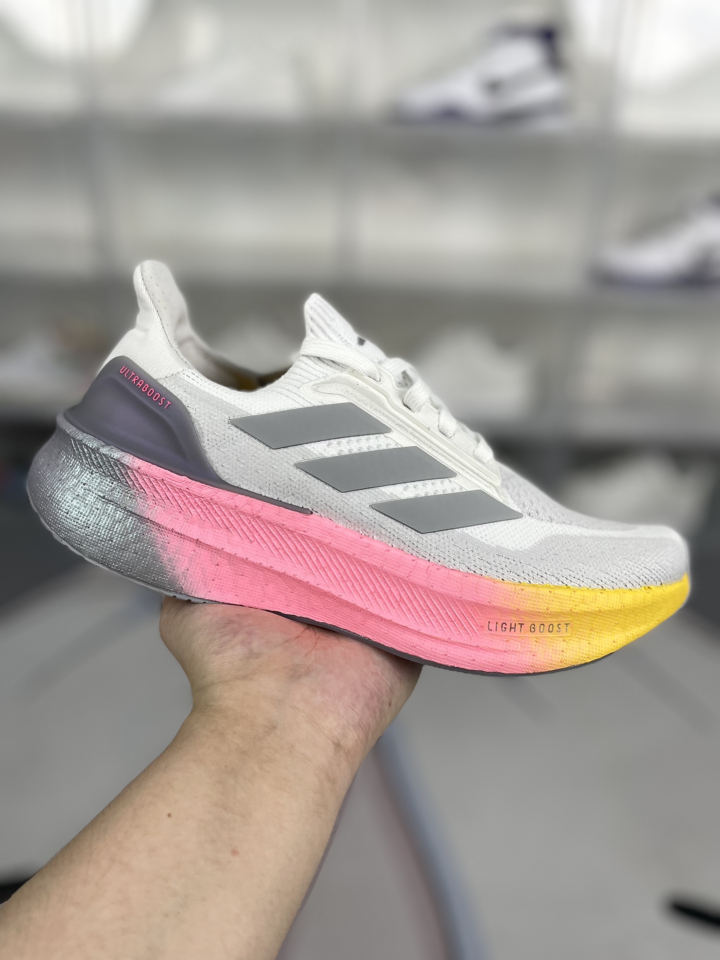 本地💰220   
▪️匠心纯原 巴斯夫中底
adidas ULTRABOOST 5X 舒适轻盈防滑耐磨 低帮跑步鞋 男女同款 白彩虹 UB5X
▪️ 穿上这款adidas跑步运动鞋，自信冲击新的个人纪录。搭载新一代BOOST技术，力求为步伐注入源源活力。从开跑到终点，助你保持舒爽。后跟和前掌之间含Torsion System扭力条，更添实穿性。无论跑程长短、节奏快慢，皆能伴你从容迈步。采用Continental™马牌橡胶外底，路面干湿皆宜，助你扎实踩地、自信迈步。
▪️尺码：36-48（36 36⅔ 37⅓ 38 38⅔ 39⅓ 40 40⅔ 41⅓ 42 42⅔ 43⅓ 44 44⅔ 45⅓ 46 46⅔ 47⅓ 48）
▪️货号：IH0636/IH0638