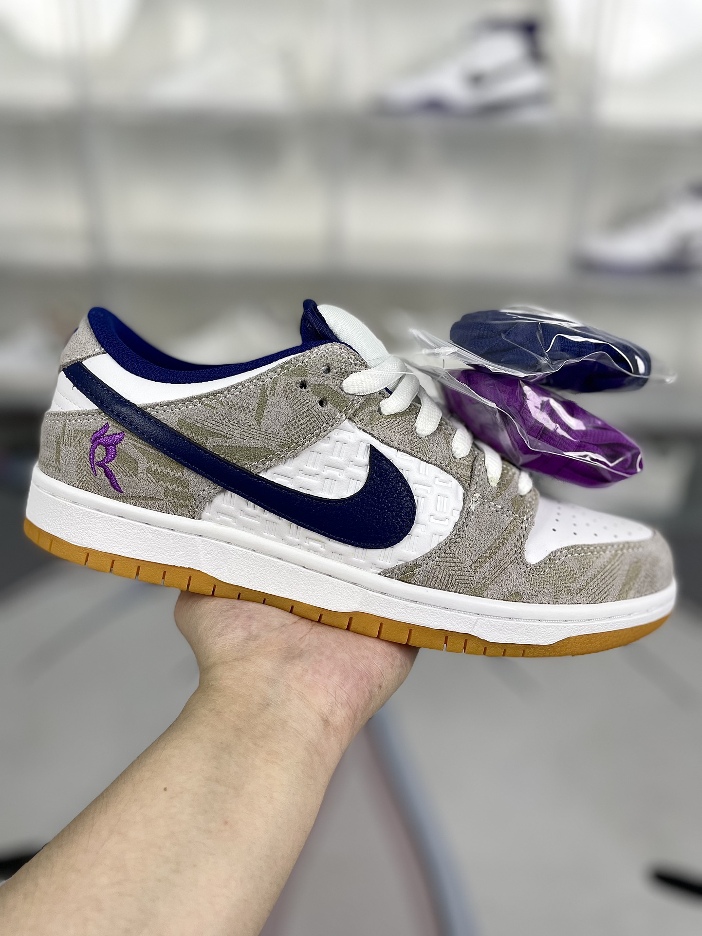 Rayssa Leal x Nike Dunk SB Pure Platinum Vivid Purple, Unisex Skate Shoes 2 i1725225983 5461 5