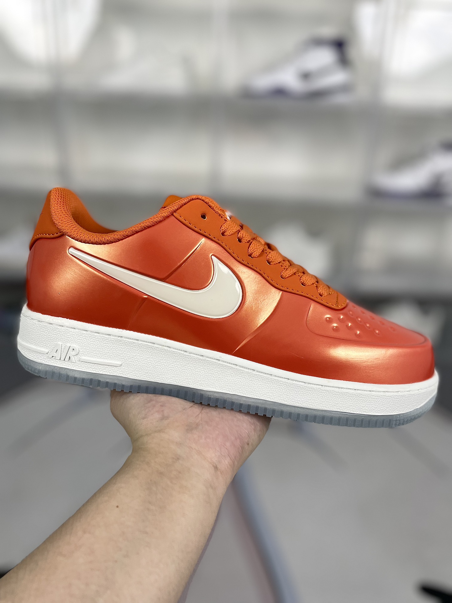 本地💰150   
▪️H版纯原
Nike Air Force 1 Foamposite Pro Cup Triple 复古休闲 包裹性轻便 低帮 板鞋 男款 橙色 空军喷泡
▪️Air Force1于1982年推出，由Nike公司的传奇设计师Bruce Kilgore设计，他摒弃了老旧的帆布鞋风格，突破性的使用内嵌式Air sole气垫缓震系统，并将其与横跨复古与现代的外型结合，造就出风靡全球三十多年的Air force1，直到今天还深受青睐。
▪️尺码：39-45（39 40 40.5 41 42 42.5 43 44 44.5 45）
▪️货号：AJ3664-602/573976-800