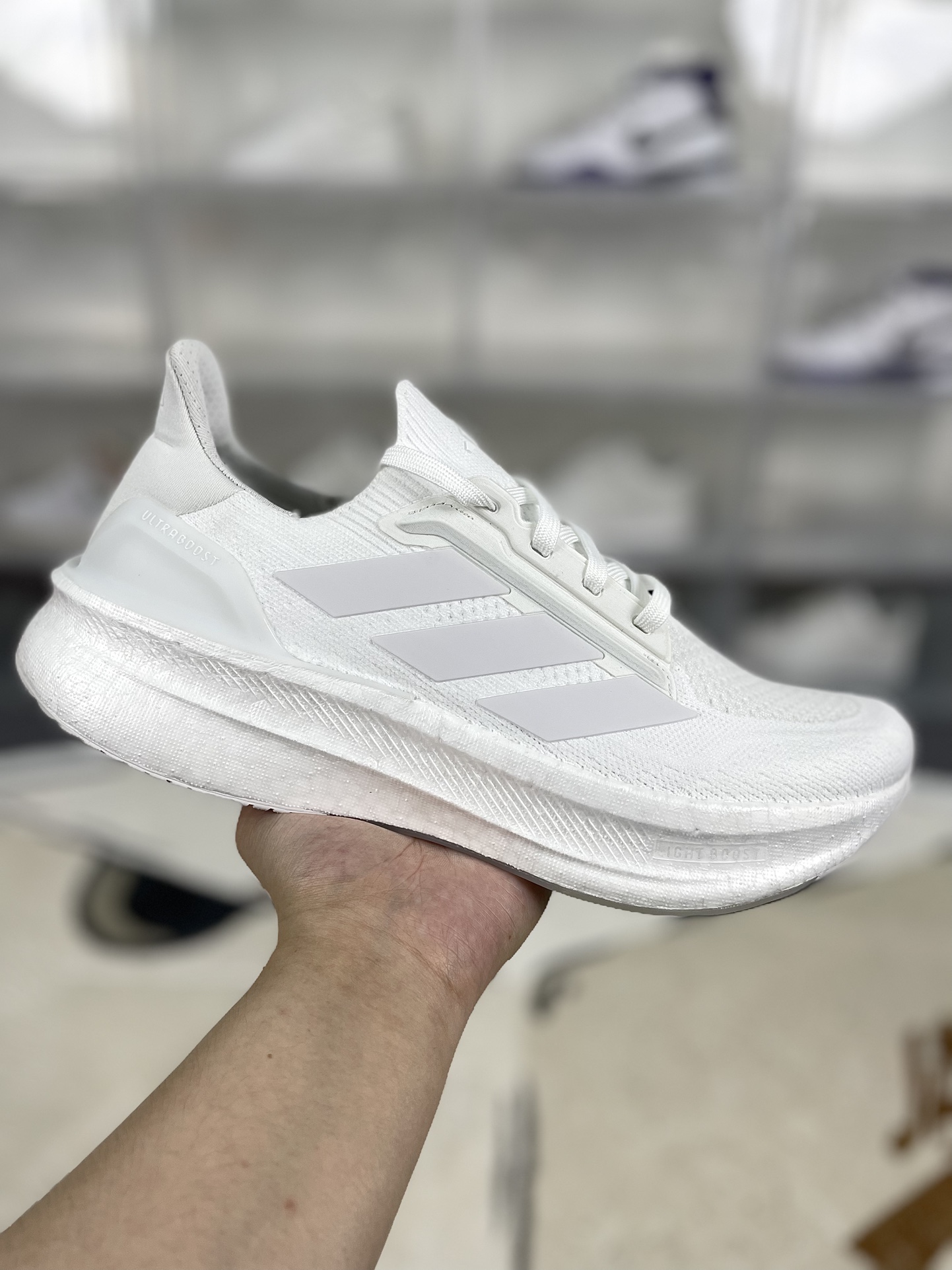 本地💰220
▪️匠心纯原 巴斯夫中底
adidas Ultraboost 5X 柔软舒适防滑耐磨 低帮跑步鞋 男女款 全白 UB10.0
▪️穿上这款adidas跑步运动鞋,自信冲击新的个人纪录。搭载新一代BOOST技术,力求为步伐注入源源活力。从开跑到终点,助你保持舒爽。后跟和前掌之间含Torsion System扭力条,更添实穿性。无论跑程长短、节奏快慢,皆能伴你从容迈步。采用Continental™马牌橡胶外底,路面干湿皆宜,助你扎实踩地、自信迈步。
▪️尺码:36-48(36 36⅔ 37⅓ 38 38⅔ 39⅓ 40 40⅔ 41⅓ 42 42⅔ 43⅓ 44 44⅔ 45⅓ 46 46⅔ 47⅓ 48)
▪️货号:JH7245/JH7252